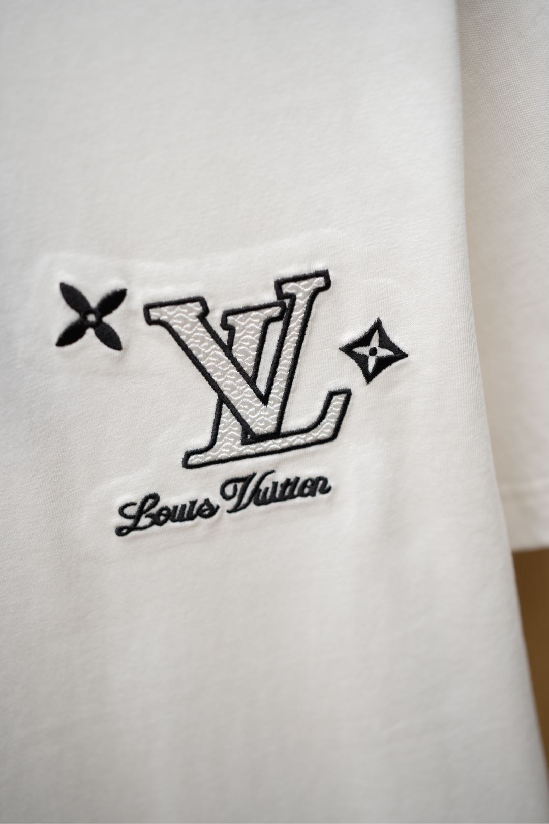   ￼ 2025🆕1V最新款T恤
胸前经典刺绣logo 
顶级纯棉面料
正常版型

白色 尺码：S~XX