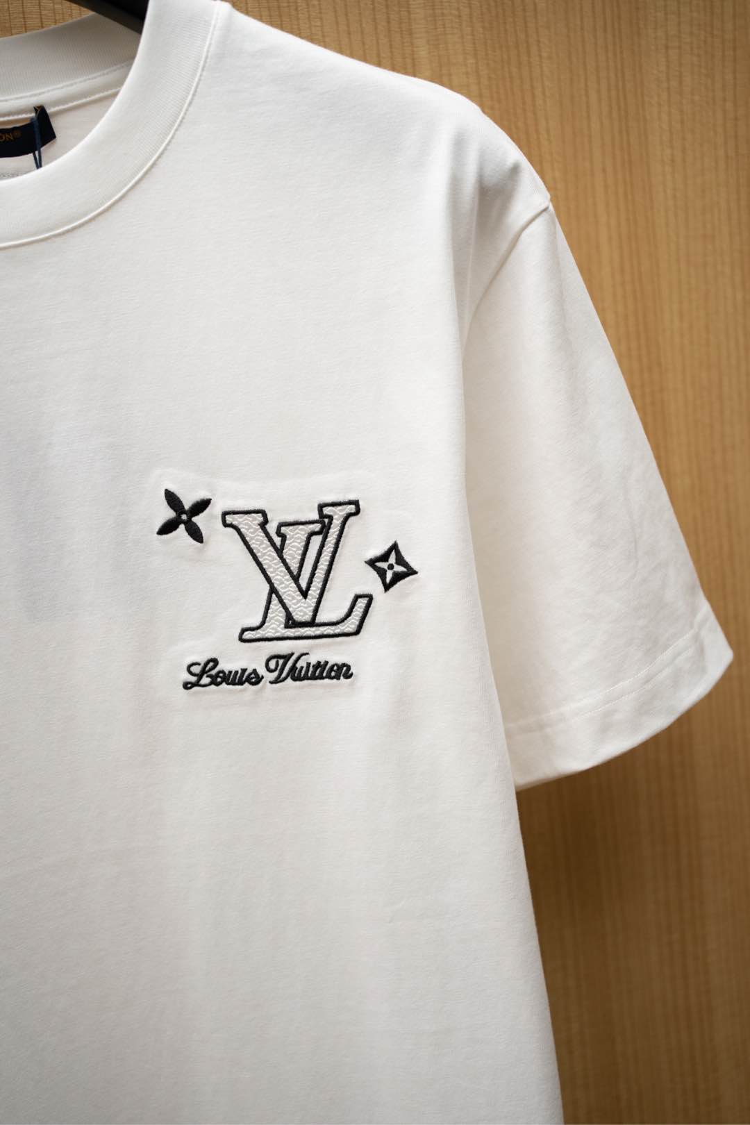   ￼ 2025🆕1V最新款T恤
胸前经典刺绣logo 
顶级纯棉面料
正常版型

白色 尺码：S~XX