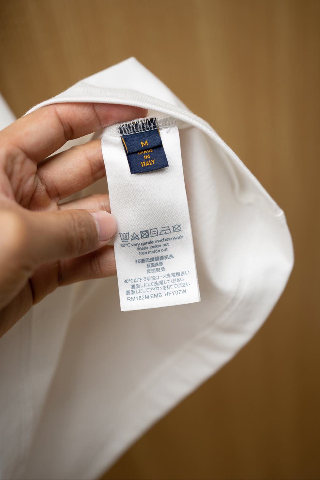   ￼ 2025🆕1V最新款T恤
胸前经典刺绣logo 
顶级纯棉面料
正常版型

白色 尺码：S~XX