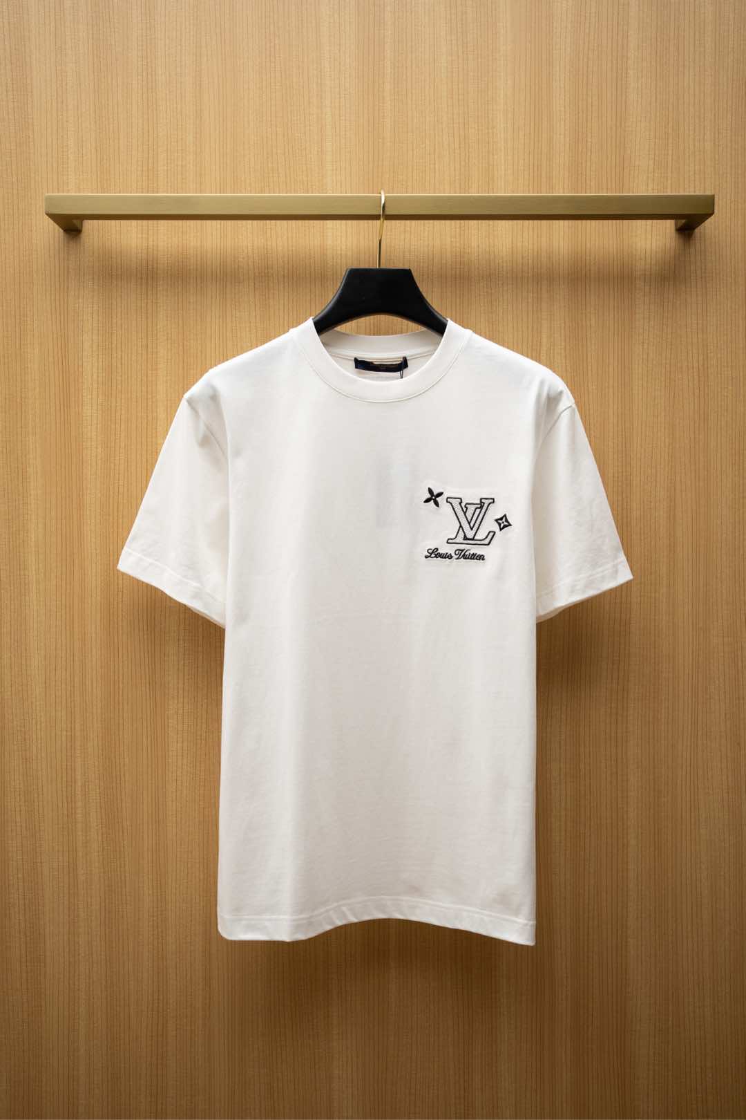   ￼ 2025🆕1V最新款T恤
胸前经典刺绣logo 
顶级纯棉面料
正常版型

白色 尺码：S~XX