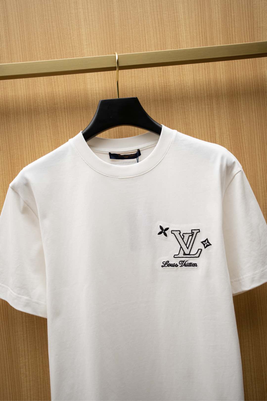   ￼ 2025🆕1V最新款T恤
胸前经典刺绣logo 
顶级纯棉面料
正常版型

白色 尺码：S~XX