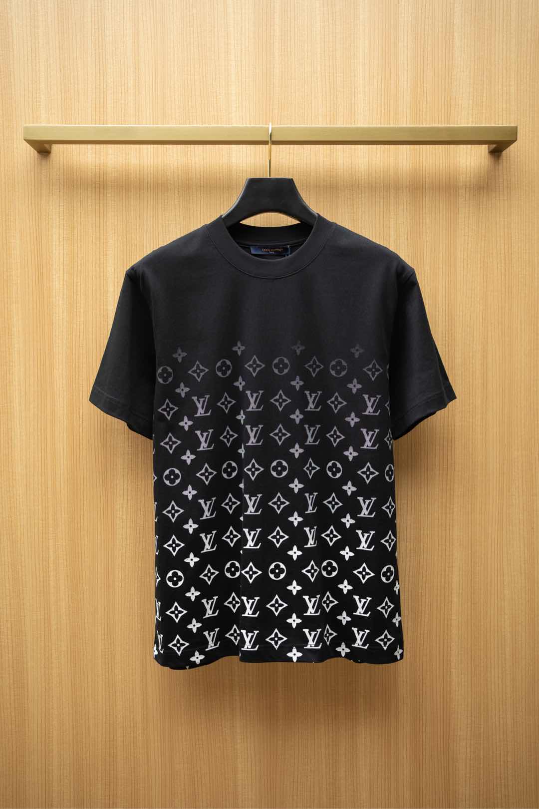 NO:161500,20251V latest T-shirt with half-body gradient printed logo design Top-grade cotton fabric Normal style Black Size S~XXL,,tees, t-shirt,alexander wang1986090920251V最新款T恤 半身满幅渐变印花logo设计 顶级纯棉面料 正常版型 黑色 尺码S~XXL,,tees，t-shirt,alexander wang,Men's clothing