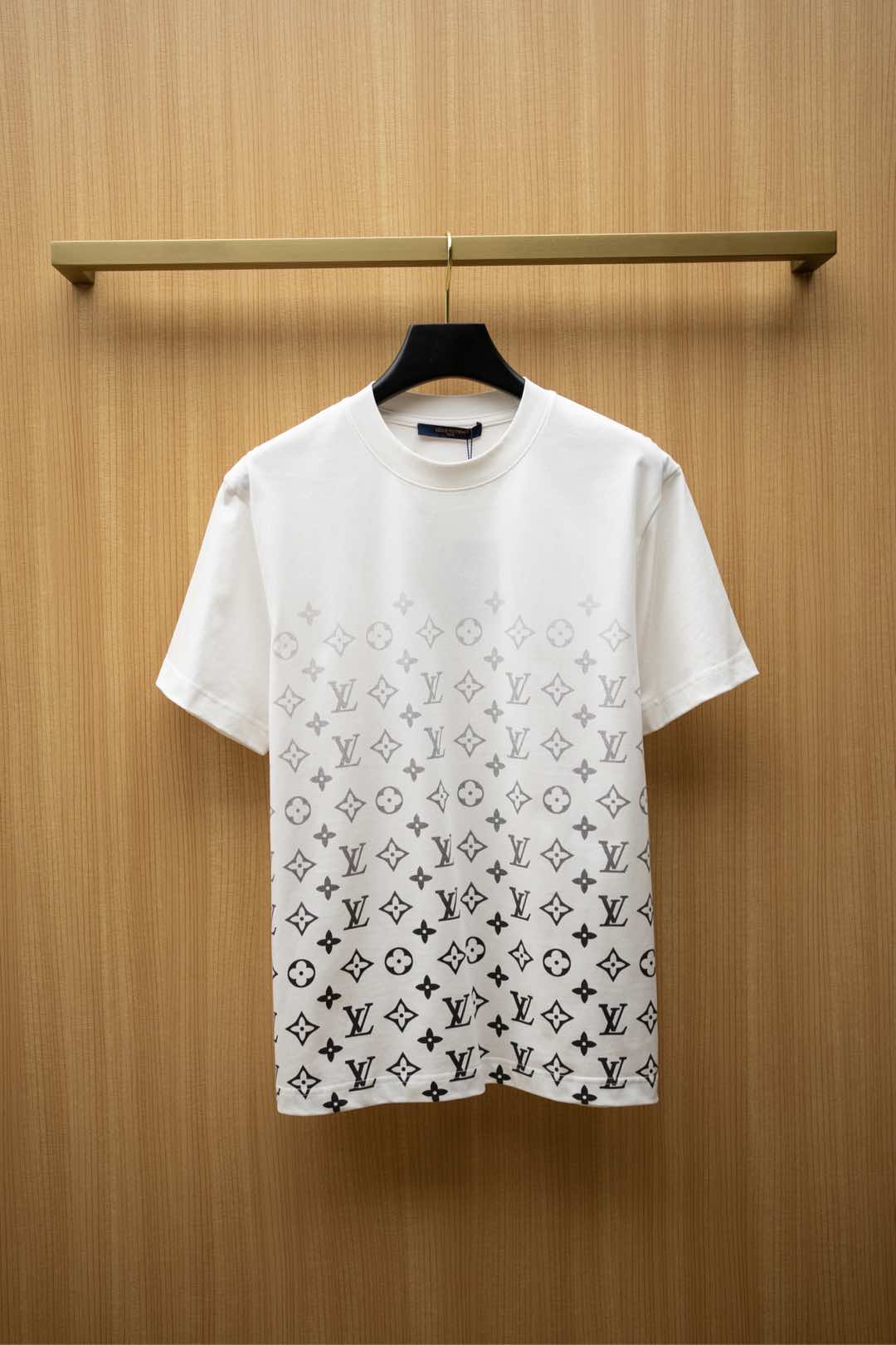 NO:161502,20251V latest T-shirt with half-body gradient printed logo design Top-grade cotton fabric Normal style White Size S~XXL,,tees, t-shirt,alexander wang1986090920251V最新款T恤 半身满幅渐变印花logo设计 顶级纯棉面料 正常版型 白色 尺码S~XXL,,tees，t-shirt,alexander wang,Men's clothing