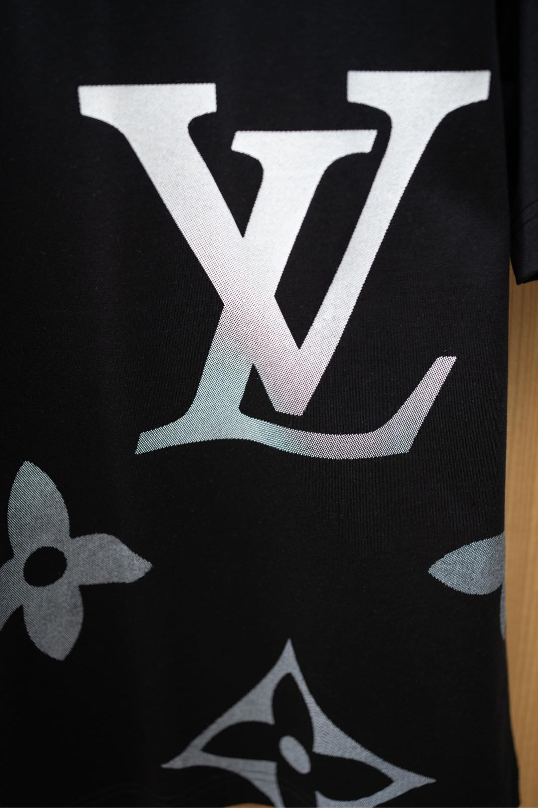   2025🆕1V最新款T恤
经典渐变老花字母logo设计
顶级纯棉面料
正常版型

黑色 尺码：S~X