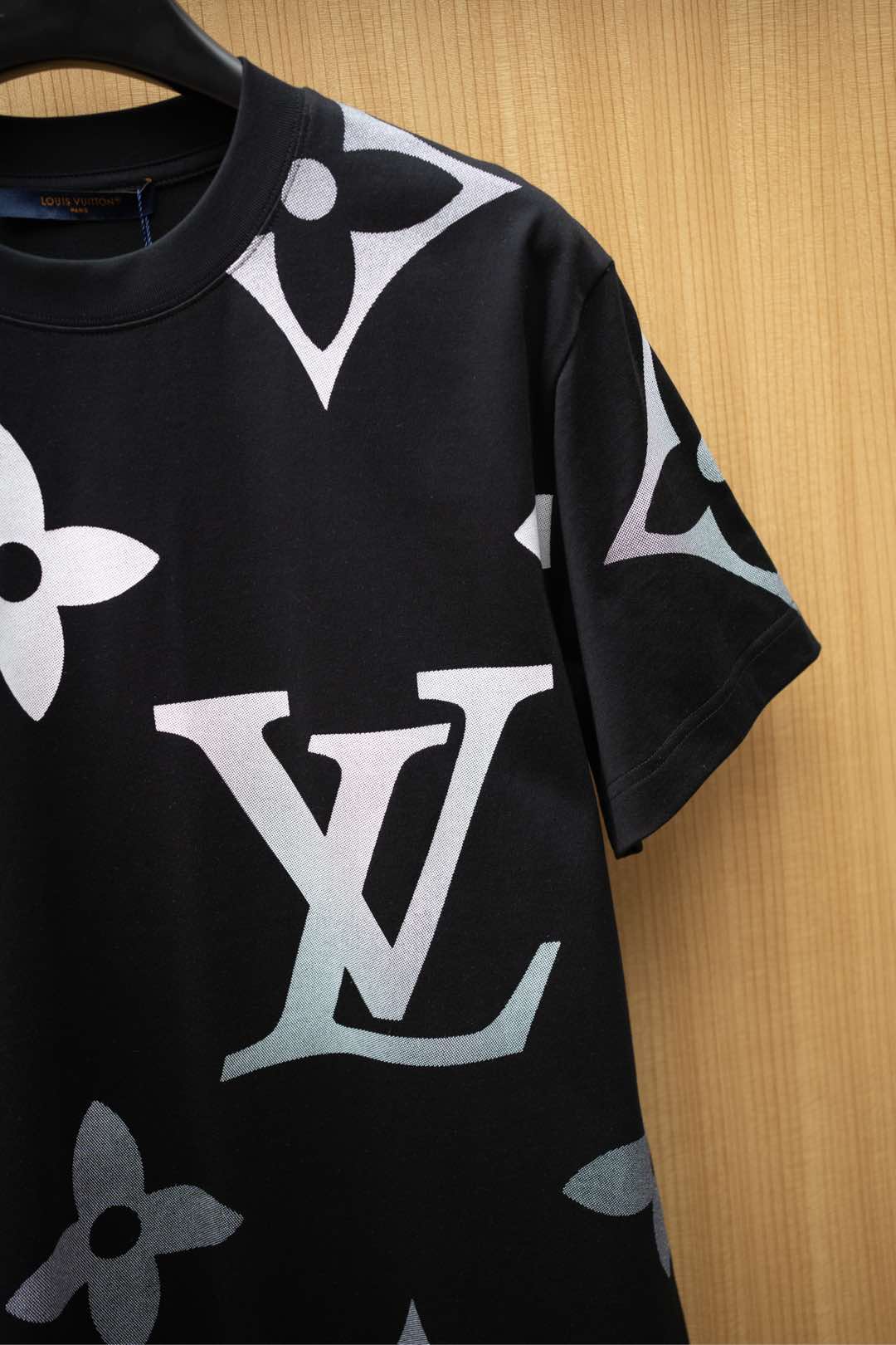   2025🆕1V最新款T恤
经典渐变老花字母logo设计
顶级纯棉面料
正常版型

黑色 尺码：S~X
