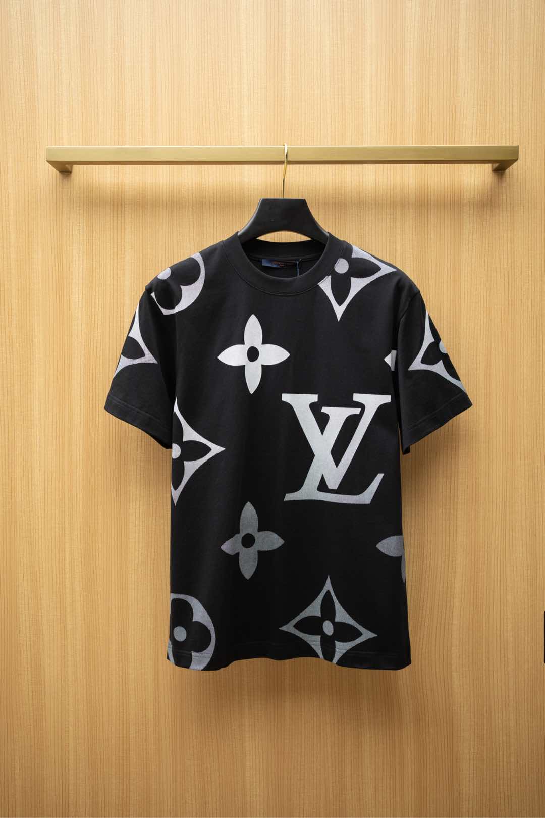   2025🆕1V最新款T恤
经典渐变老花字母logo设计
顶级纯棉面料
正常版型

黑色 尺码：S~X