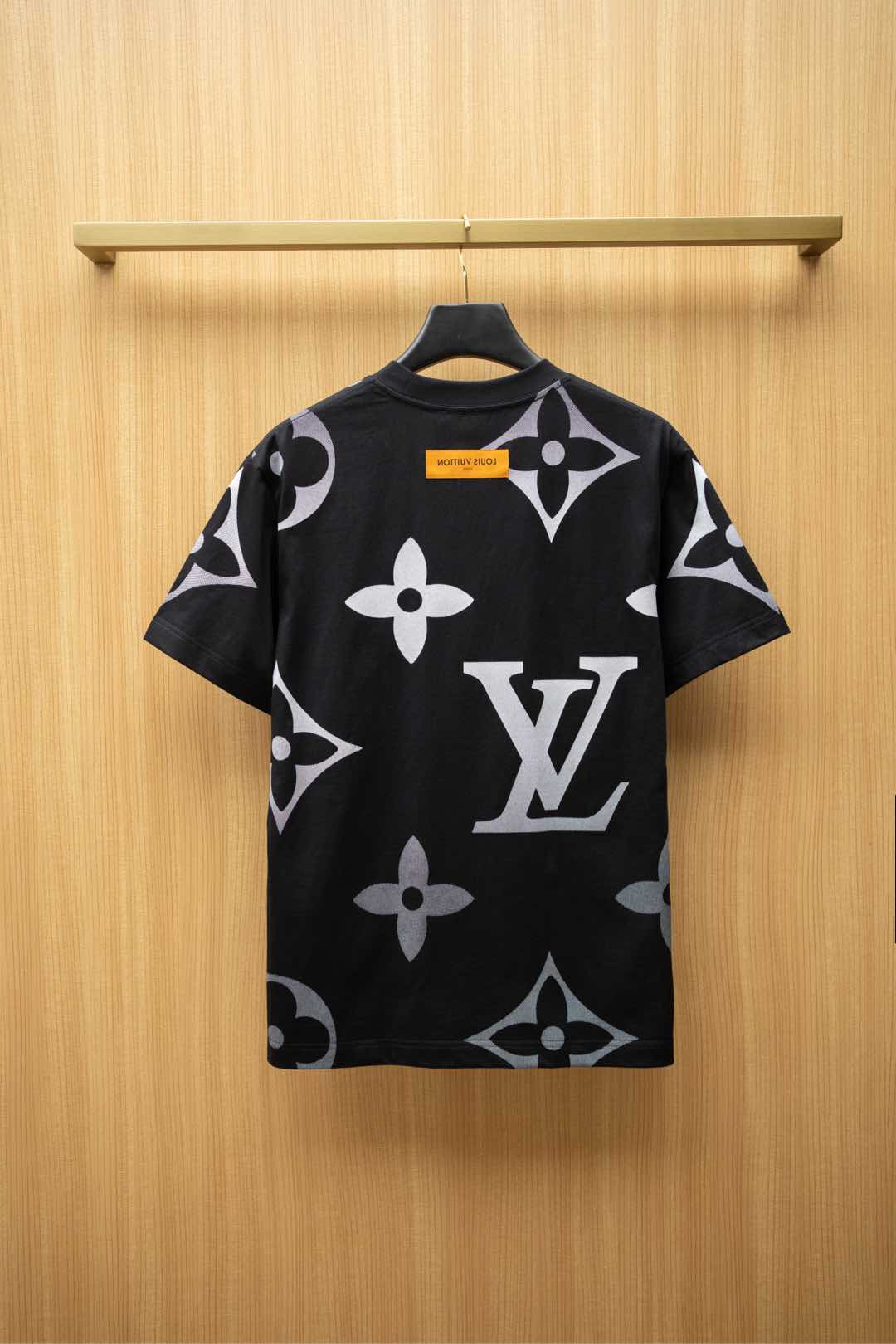   2025🆕1V最新款T恤
经典渐变老花字母logo设计
顶级纯棉面料
正常版型

黑色 尺码：S~X