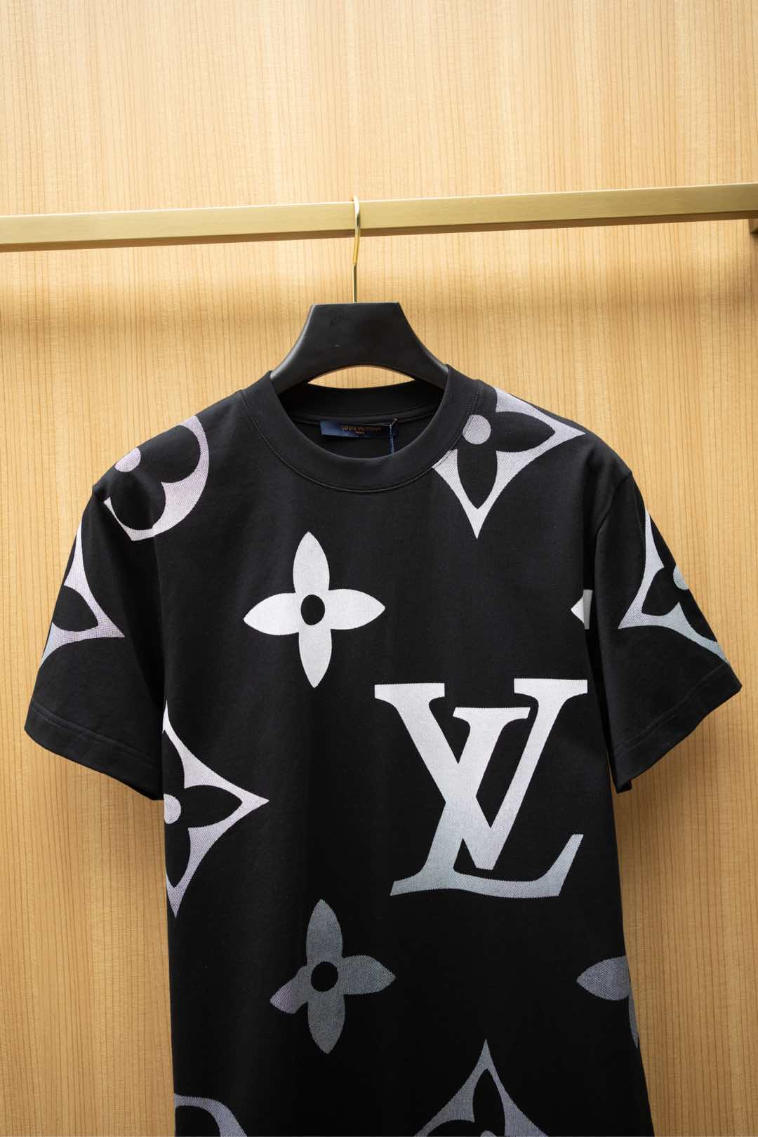   2025🆕1V最新款T恤
经典渐变老花字母logo设计
顶级纯棉面料
正常版型

黑色 尺码：S~X