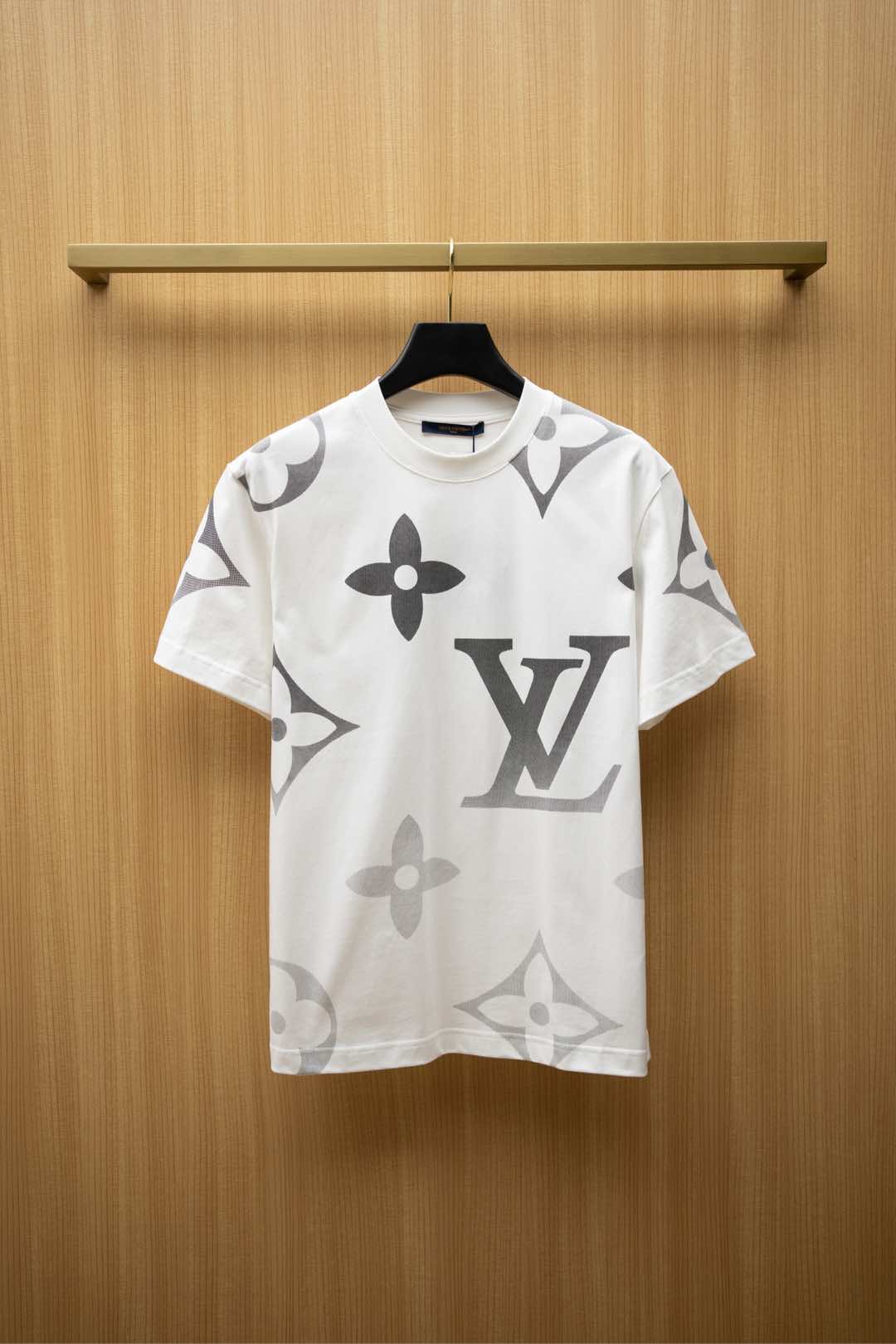   2025🆕1V最新款T恤
经典渐变老花字母logo设计
顶级纯棉面料
正常版型

白色 尺码：S~X