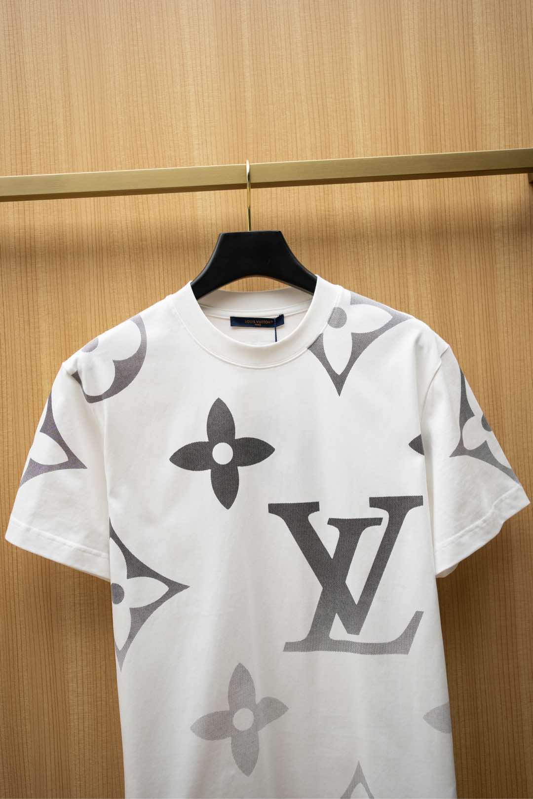   2025🆕1V最新款T恤
经典渐变老花字母logo设计
顶级纯棉面料
正常版型

白色 尺码：S~X