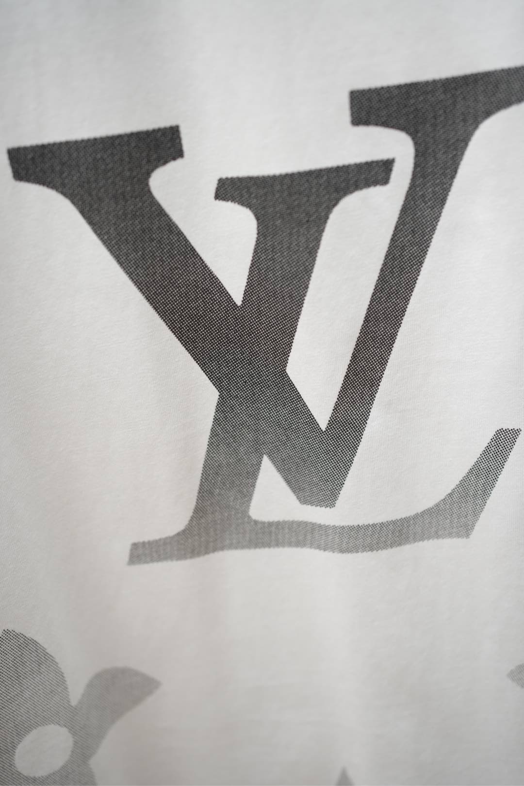   2025🆕1V最新款T恤
经典渐变老花字母logo设计
顶级纯棉面料
正常版型

白色 尺码：S~X