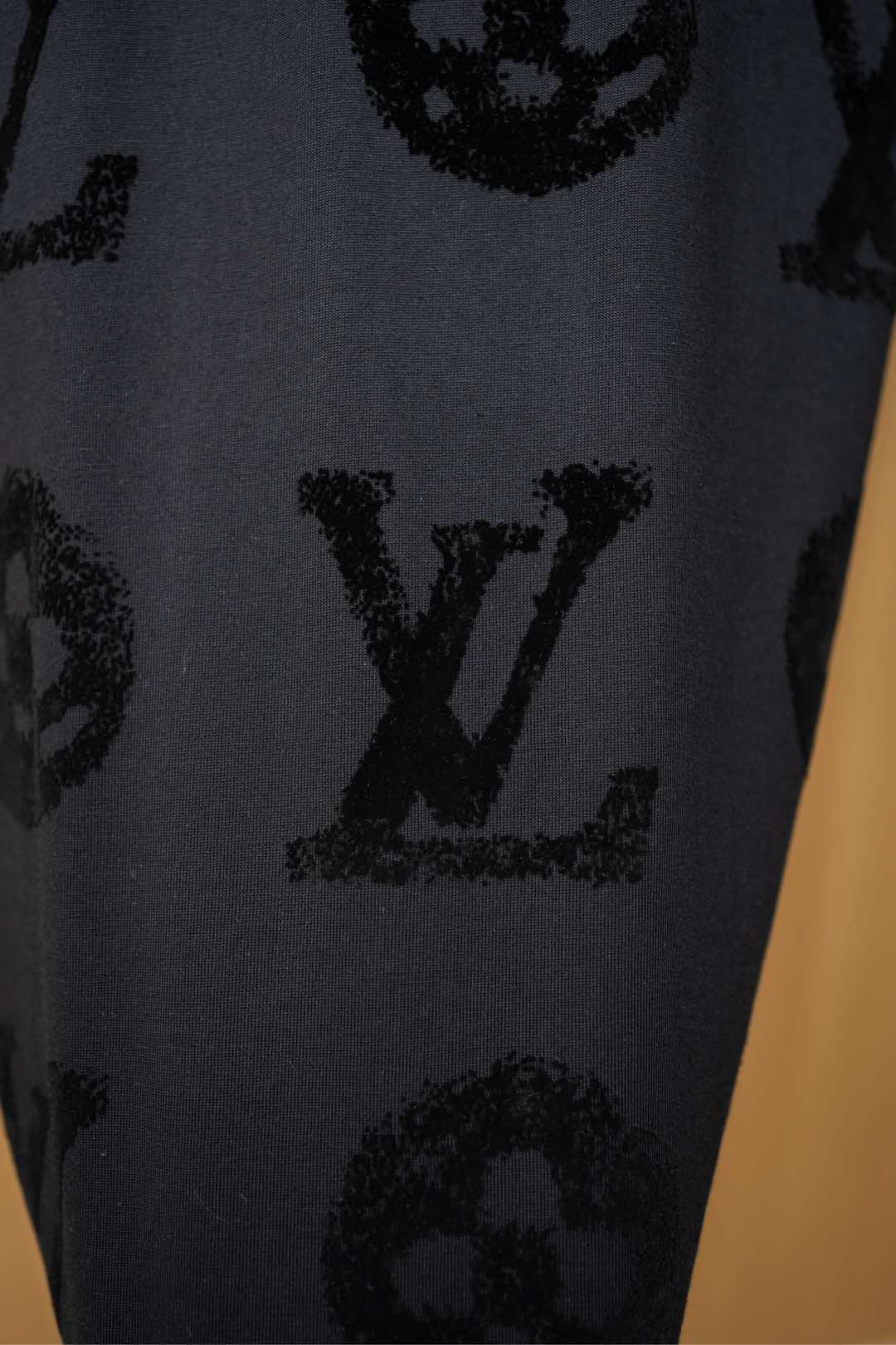  2025🆕1V最新款T恤
植绒老花字母logo设计
顶级纯棉面料
正常版型

黑色 尺码：S~XXL