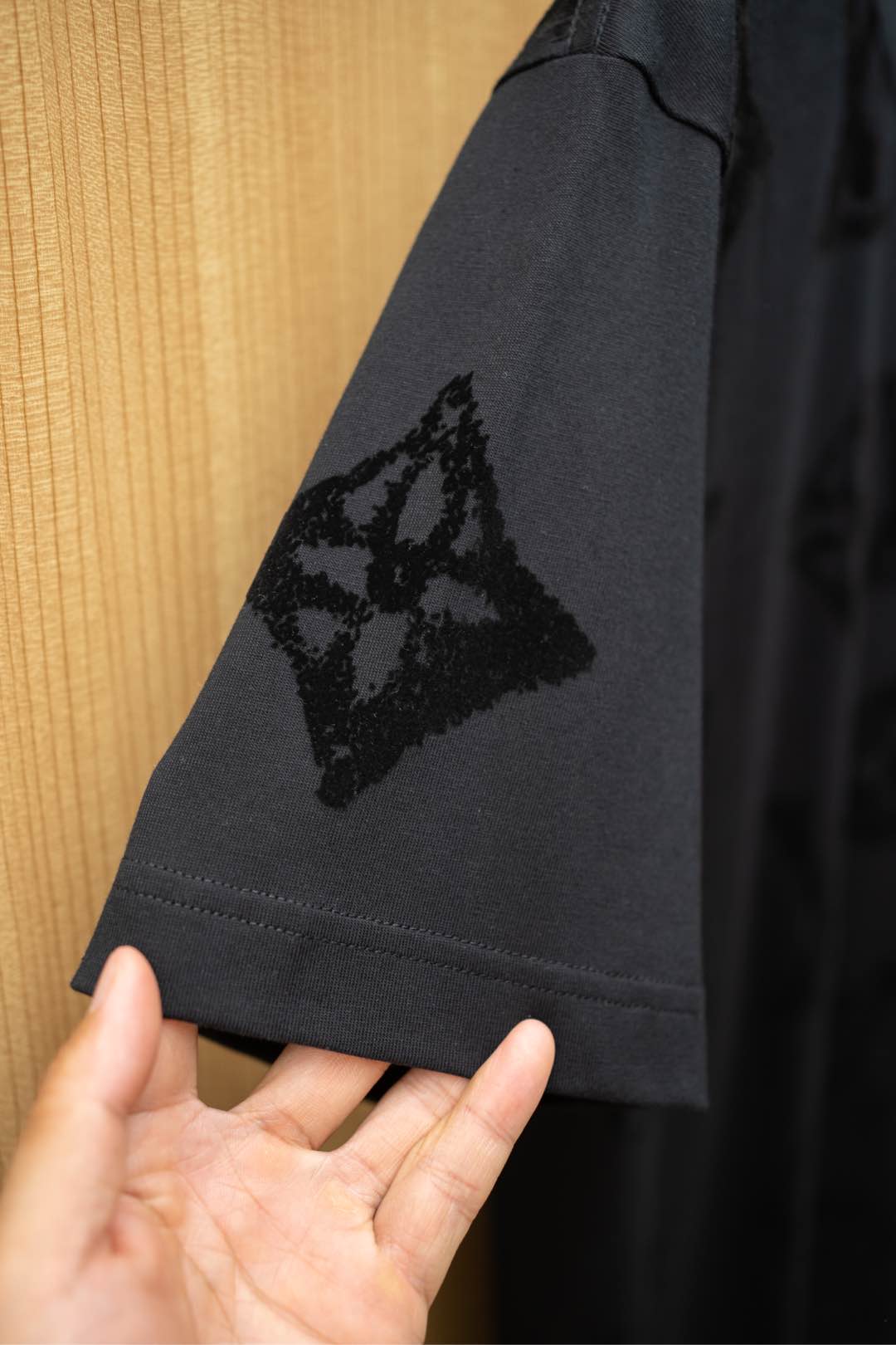   2025🆕1V最新款T恤
植绒老花字母logo设计
顶级纯棉面料
正常版型

黑色 尺码：S~XXL