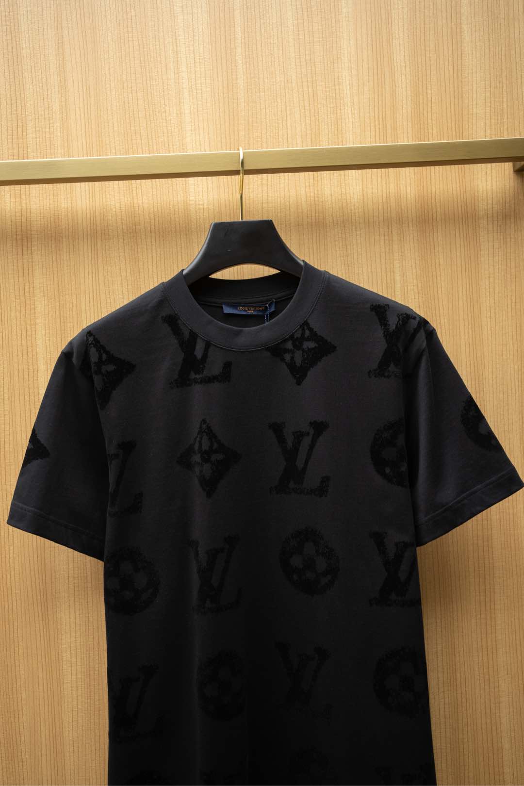   2025🆕1V最新款T恤
植绒老花字母logo设计
顶级纯棉面料
正常版型

黑色 尺码：S~XXL