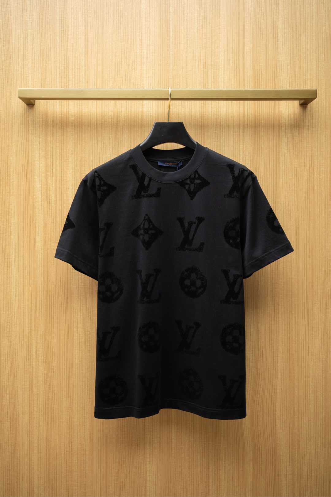   2025🆕1V最新款T恤
植绒老花字母logo设计
顶级纯棉面料
正常版型

黑色 尺码：S~XXL