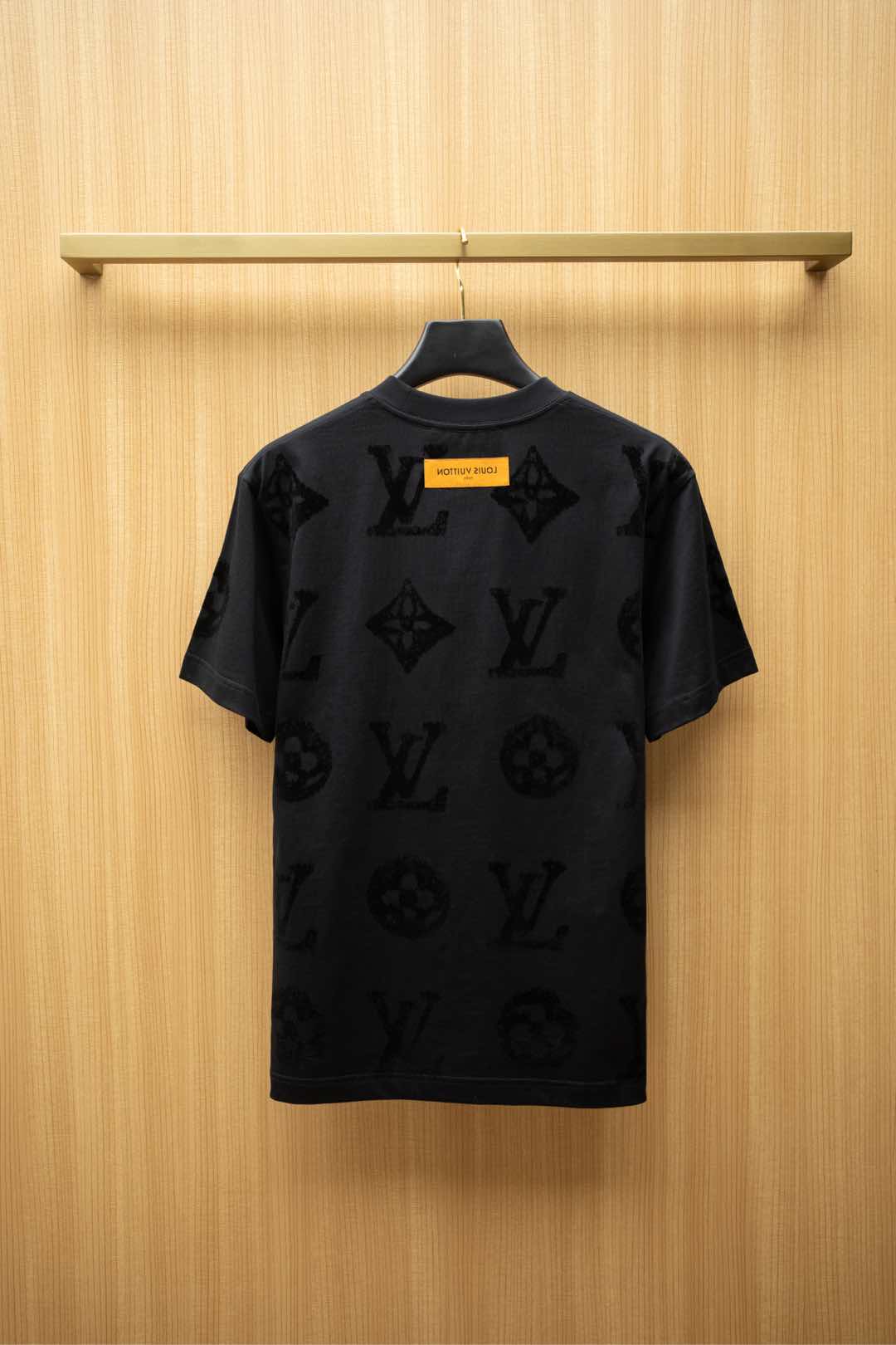   2025🆕1V最新款T恤
植绒老花字母logo设计
顶级纯棉面料
正常版型

黑色 尺码：S~XXL