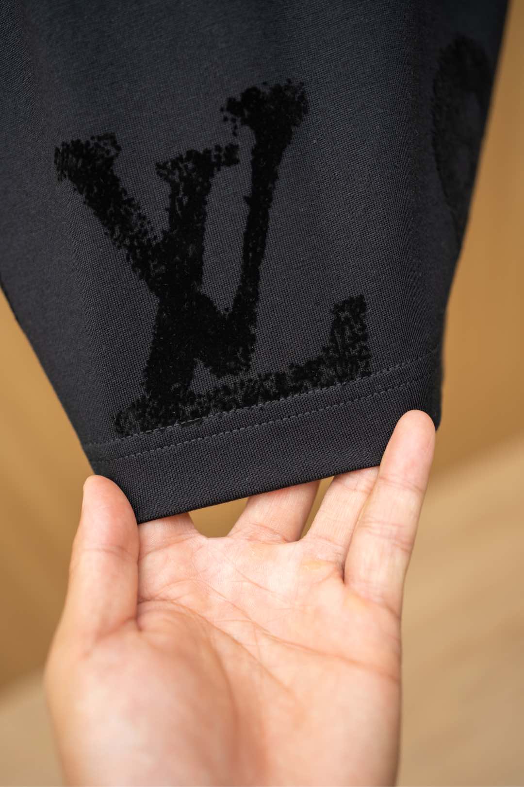  2025🆕1V最新款T恤
植绒老花字母logo设计
顶级纯棉面料
正常版型

黑色 尺码：S~XXL