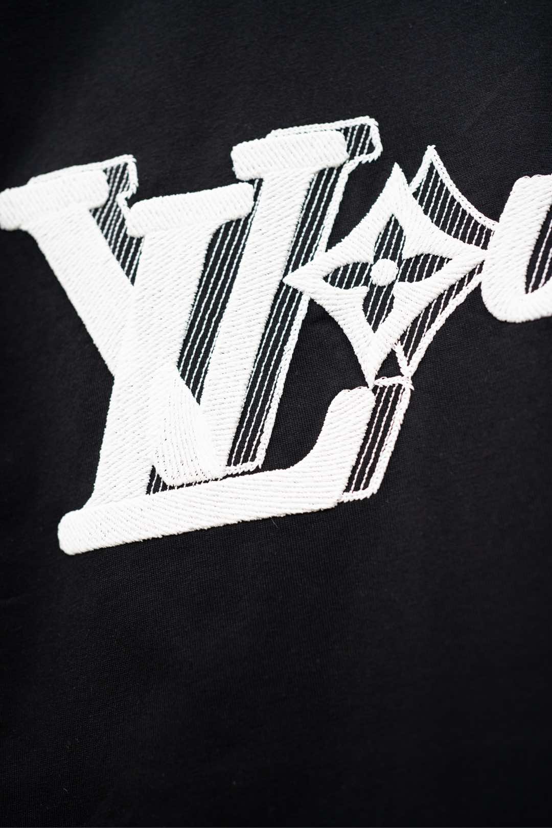   ￼ 2025🆕1V最新款T恤
胸前最新字母刺绣logo 
顶级纯棉面料
正常版型

黑色 尺码：S~
