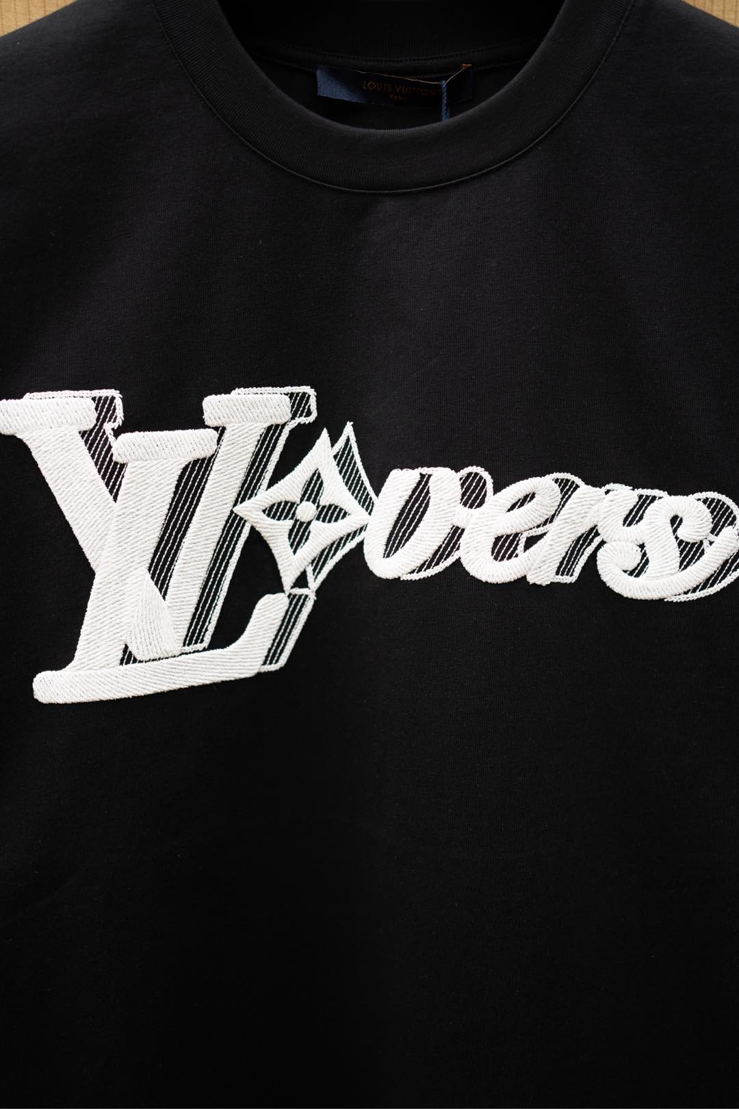   ￼ 2025🆕1V最新款T恤
胸前最新字母刺绣logo 
顶级纯棉面料
正常版型

黑色 尺码：S~