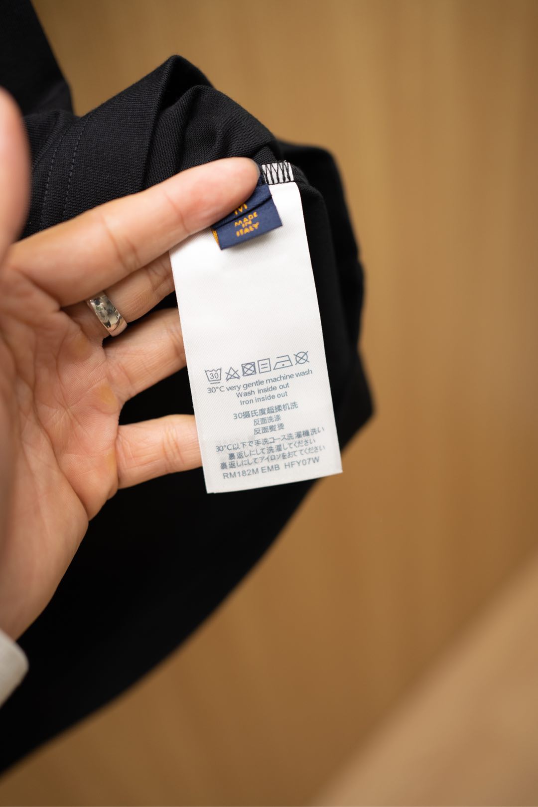   ￼ 2025🆕1V最新款T恤
胸前最新字母刺绣logo 
顶级纯棉面料
正常版型

黑色 尺码：S~
