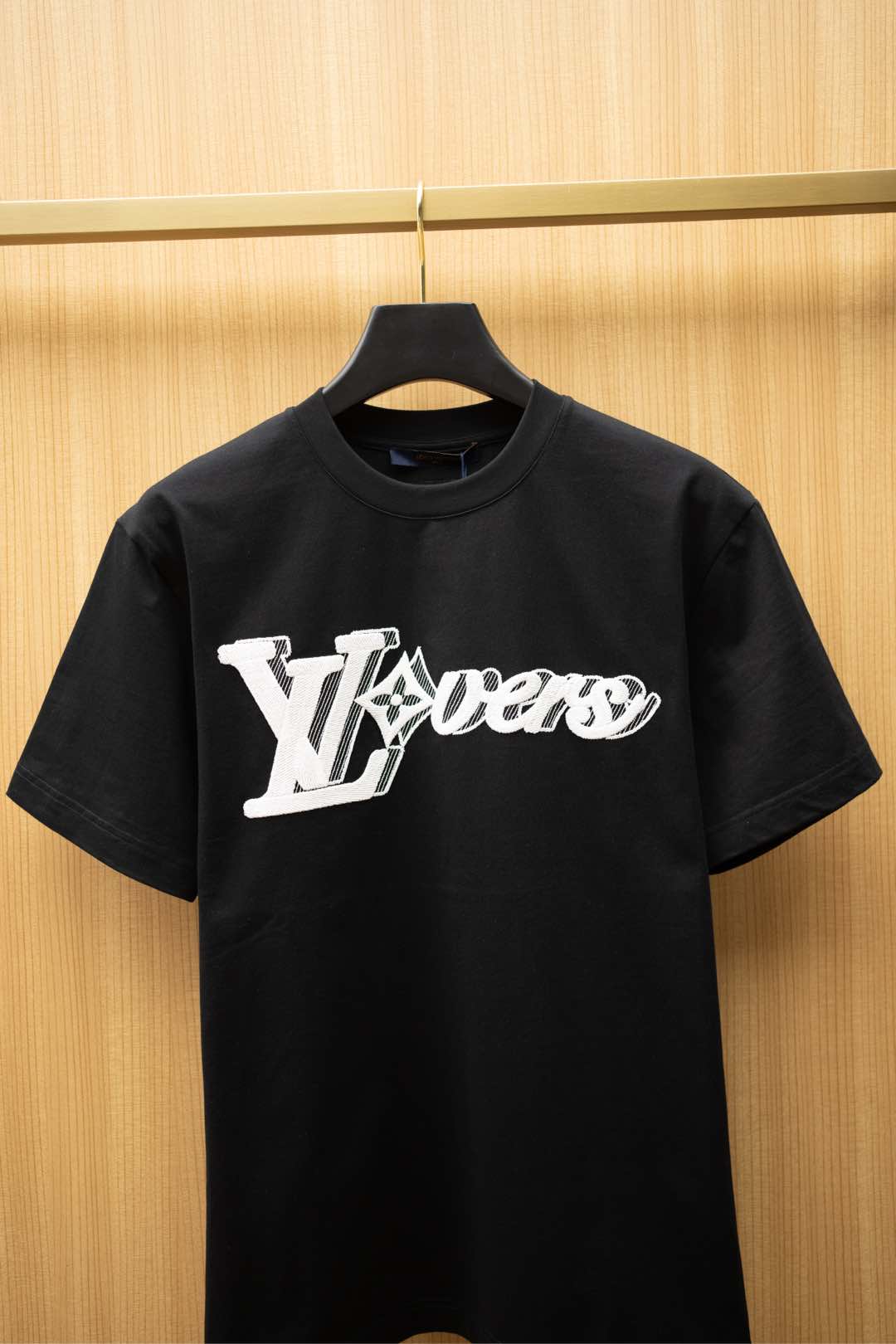   ￼ 2025🆕1V最新款T恤
胸前最新字母刺绣logo 
顶级纯棉面料
正常版型

黑色 尺码：S~