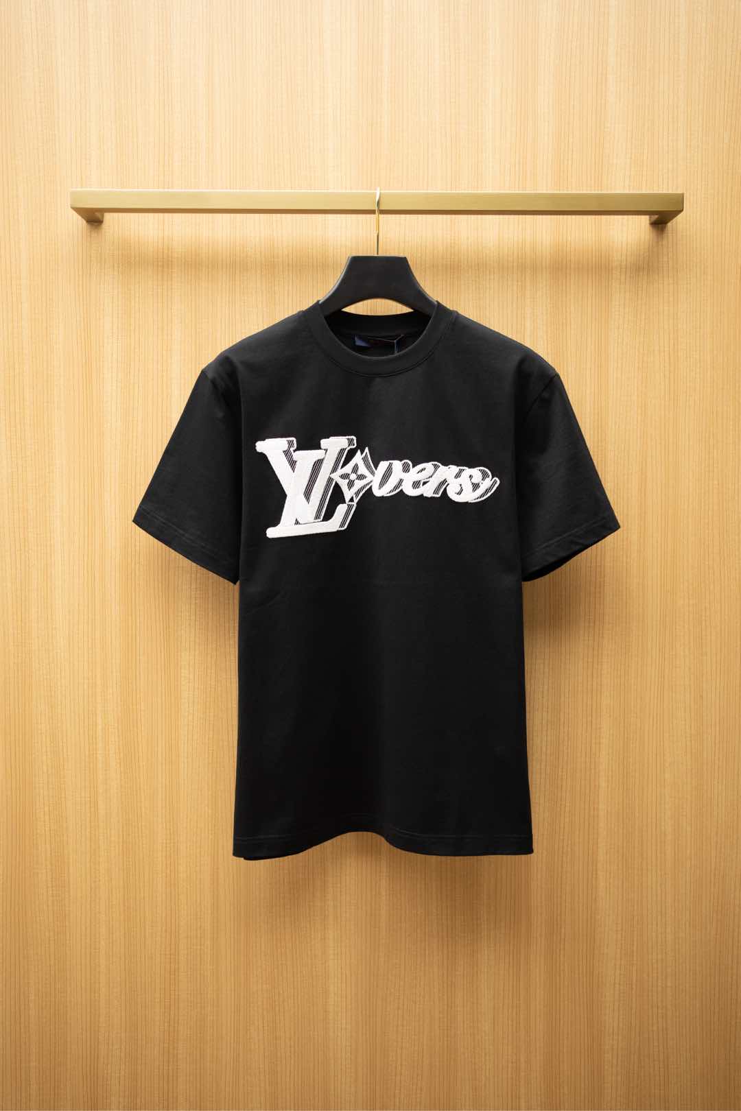   ￼ 2025🆕1V最新款T恤
胸前最新字母刺绣logo 
顶级纯棉面料
正常版型

黑色 尺码：S~