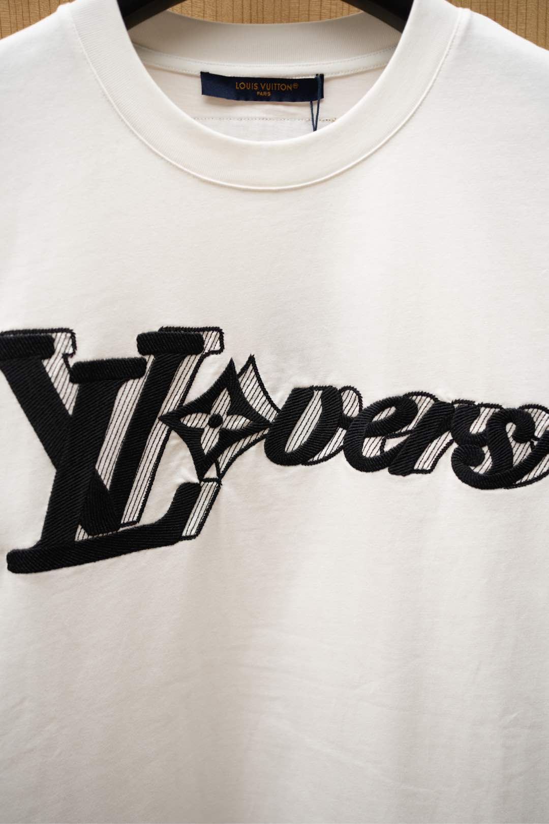   ￼ ￼ 2025🆕1V最新款T恤
胸前最新字母刺绣logo 
顶级纯棉面料
正常版型

白色 尺码：