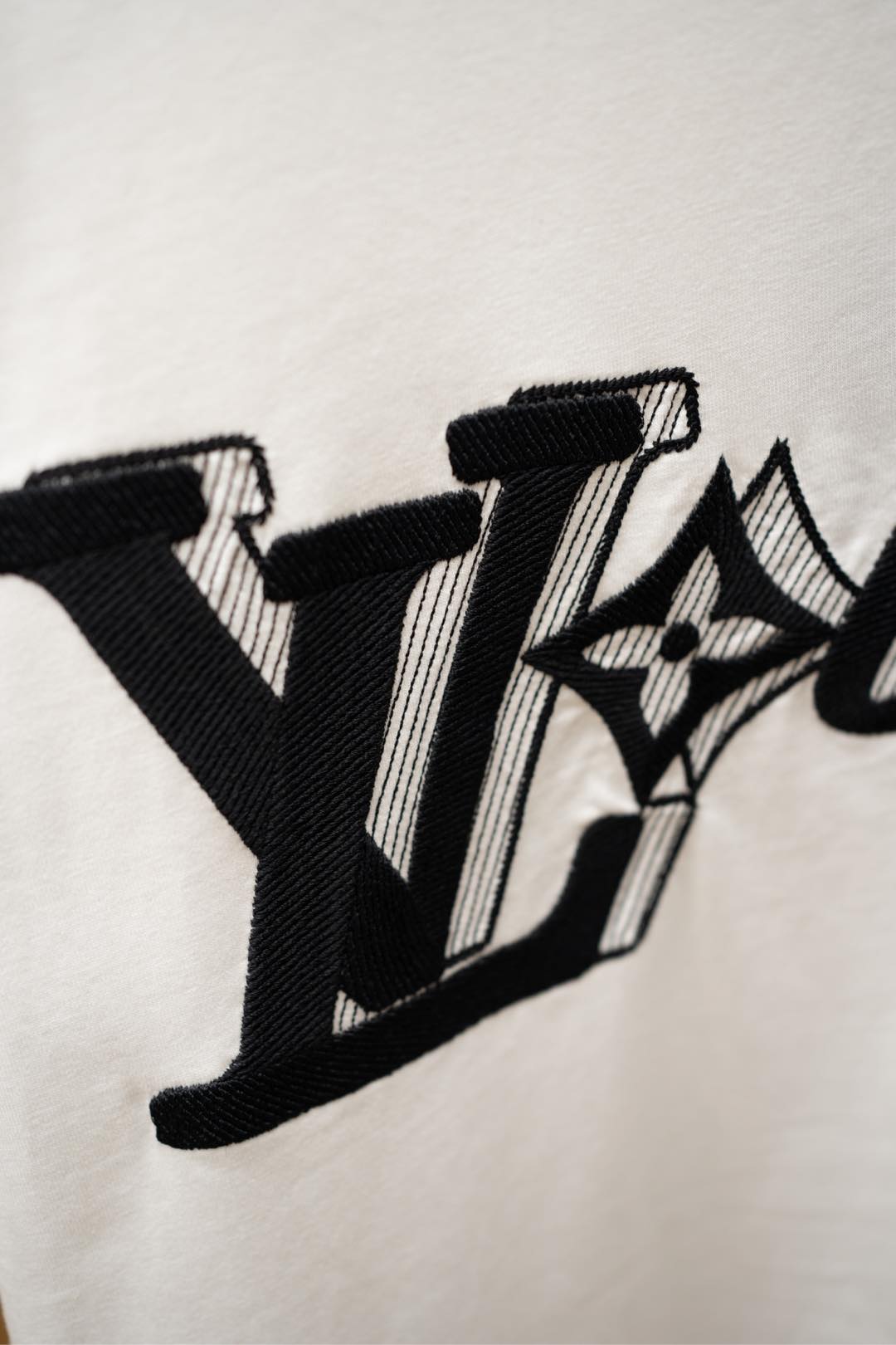   ￼ ￼ 2025🆕1V最新款T恤
胸前最新字母刺绣logo 
顶级纯棉面料
正常版型

白色 尺码：