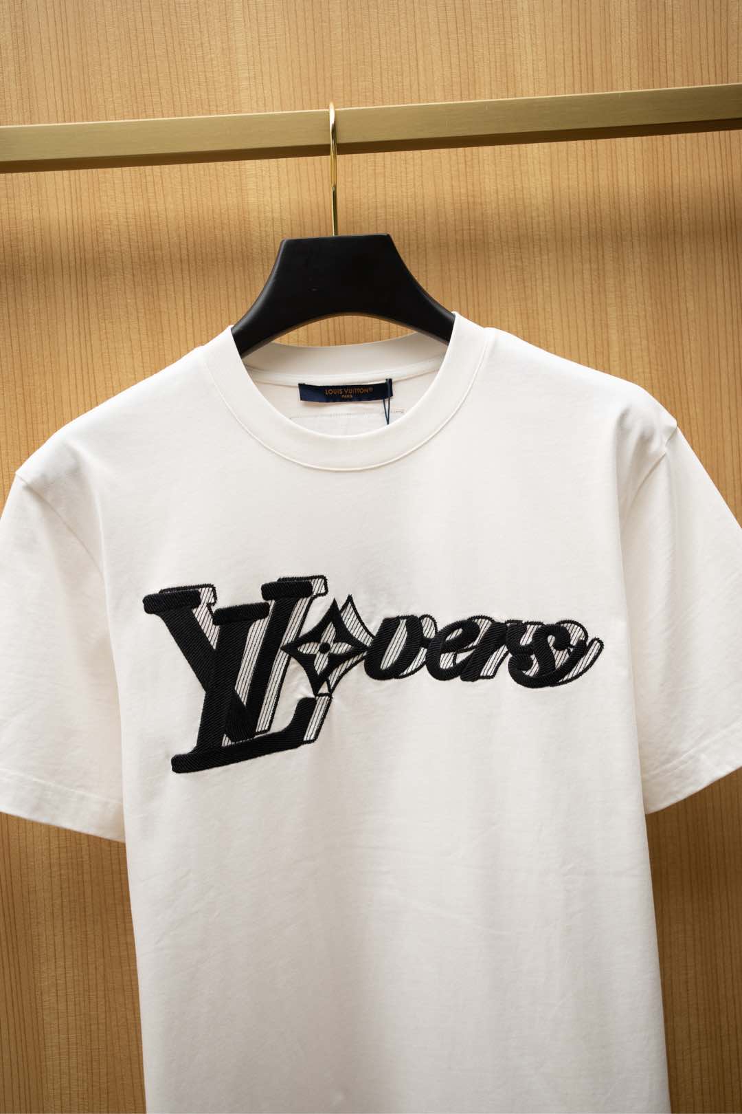   ￼ ￼ 2025🆕1V最新款T恤
胸前最新字母刺绣logo 
顶级纯棉面料
正常版型

白色 尺码：