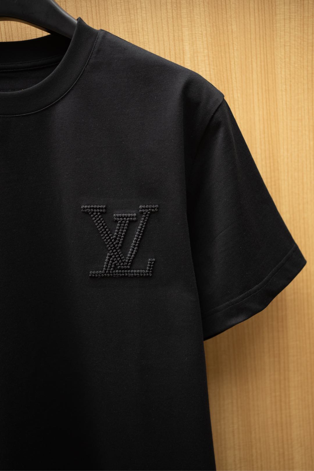  ￼ 2025🆕1V最新款T恤
胸前最新字母刺绣logo 
顶级纯棉面料
正常版型

黑色 尺码：S~