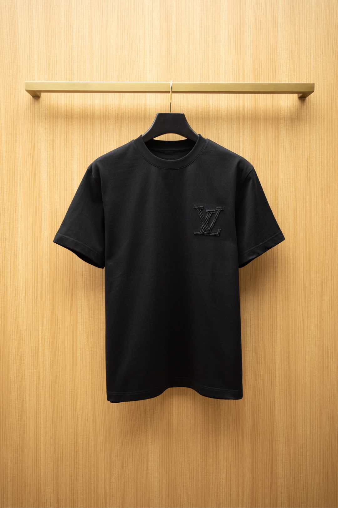   ￼ 2025🆕1V最新款T恤
胸前最新字母刺绣logo 
顶级纯棉面料
正常版型

黑色 尺码：S~