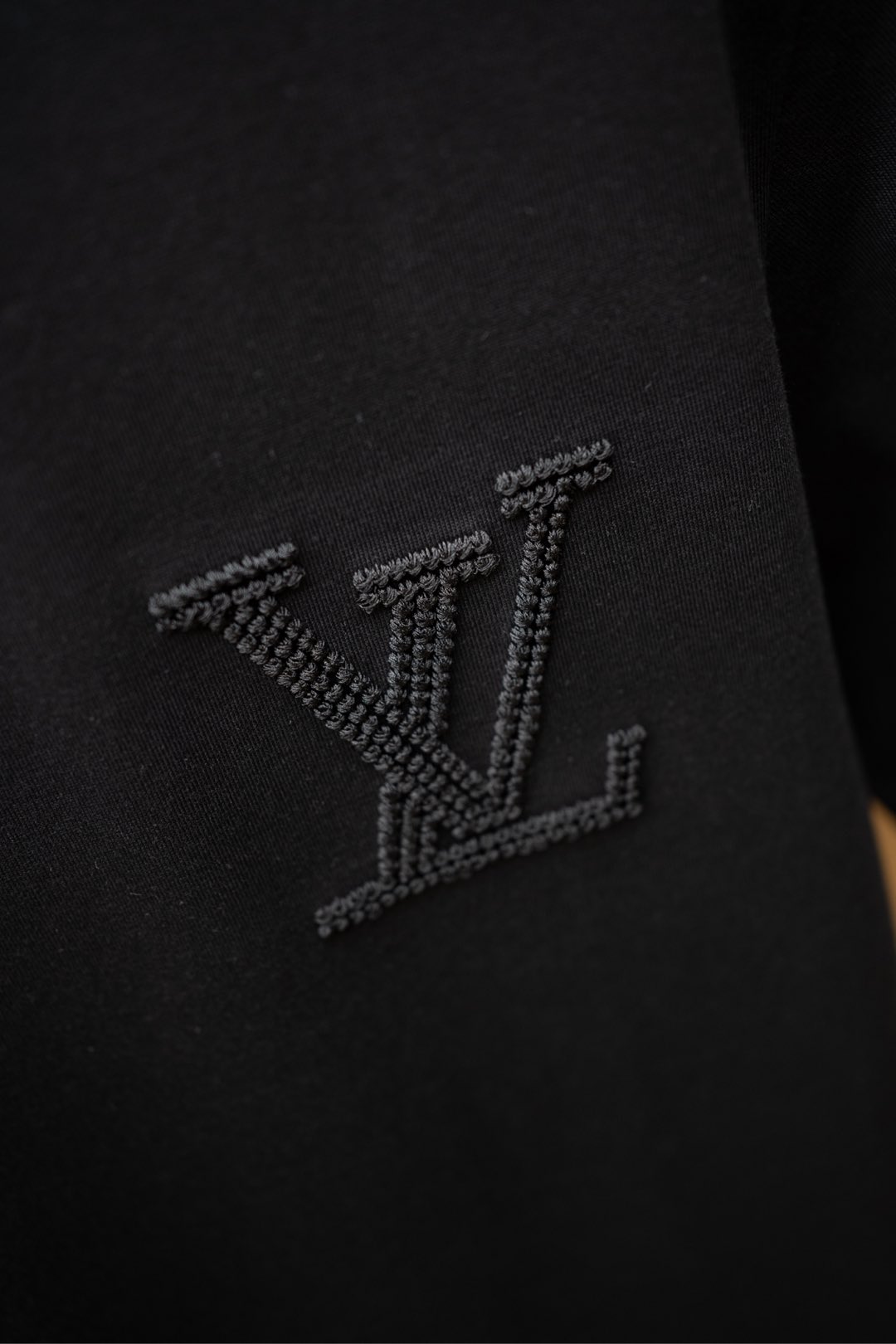   ￼ 2025🆕1V最新款T恤
胸前最新字母刺绣logo 
顶级纯棉面料
正常版型

黑色 尺码：S~