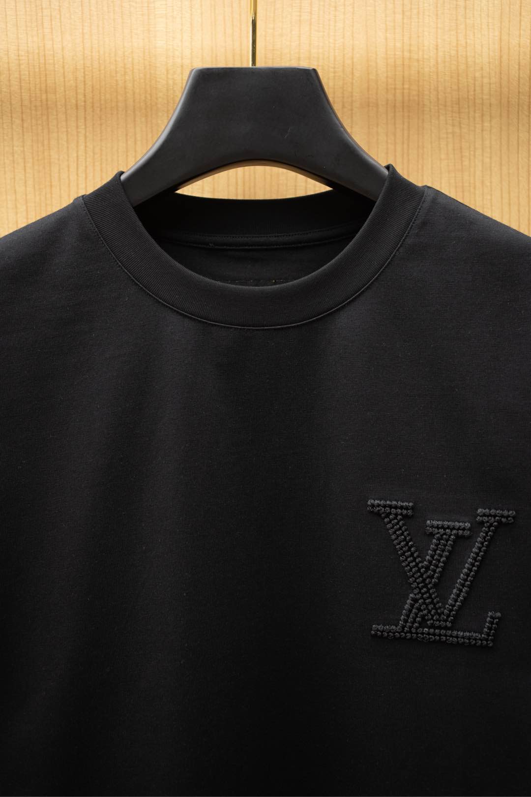   ￼ 2025🆕1V最新款T恤
胸前最新字母刺绣logo 
顶级纯棉面料
正常版型

黑色 尺码：S~