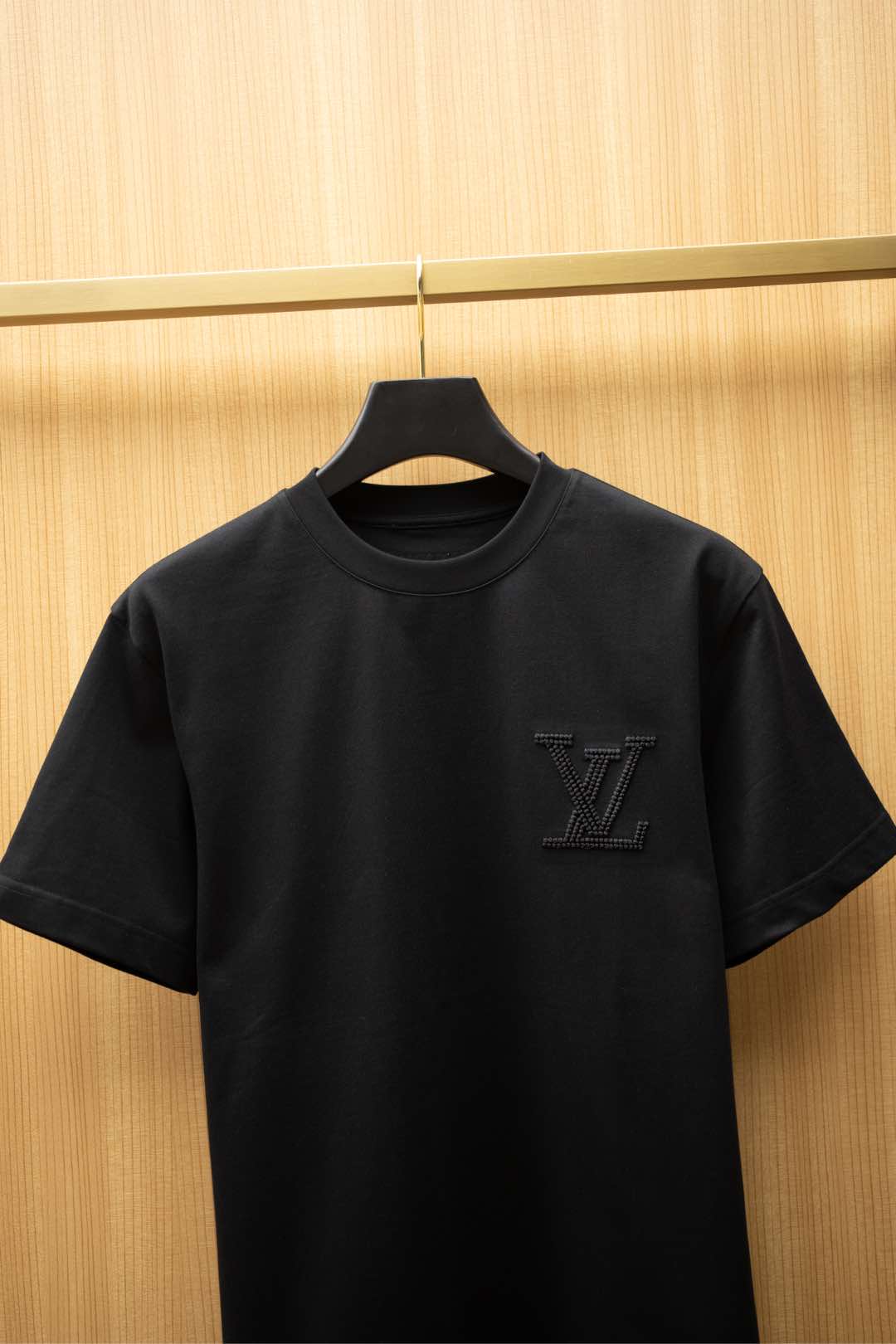   ￼ 2025🆕1V最新款T恤
胸前最新字母刺绣logo 
顶级纯棉面料
正常版型

黑色 尺码：S~