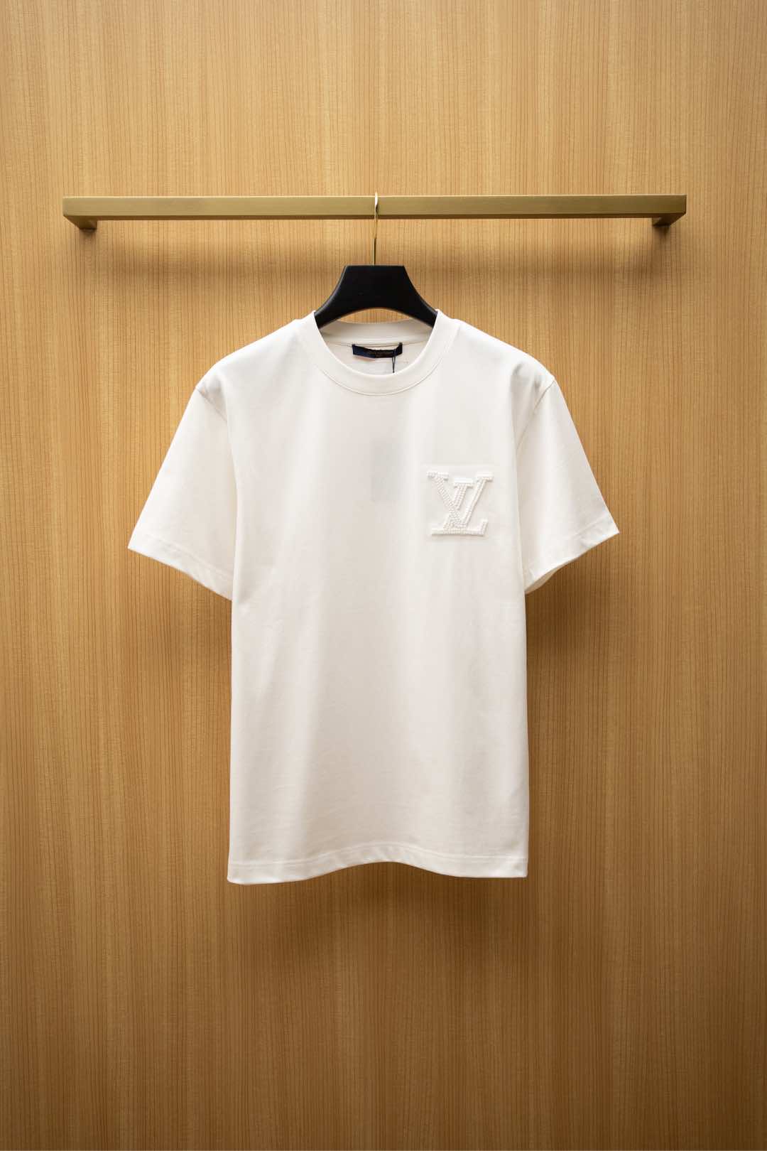   ￼ ￼ 2025🆕1V最新款T恤
胸前最新字母刺绣logo 
顶级纯棉面料
正常版型

白色 尺码：