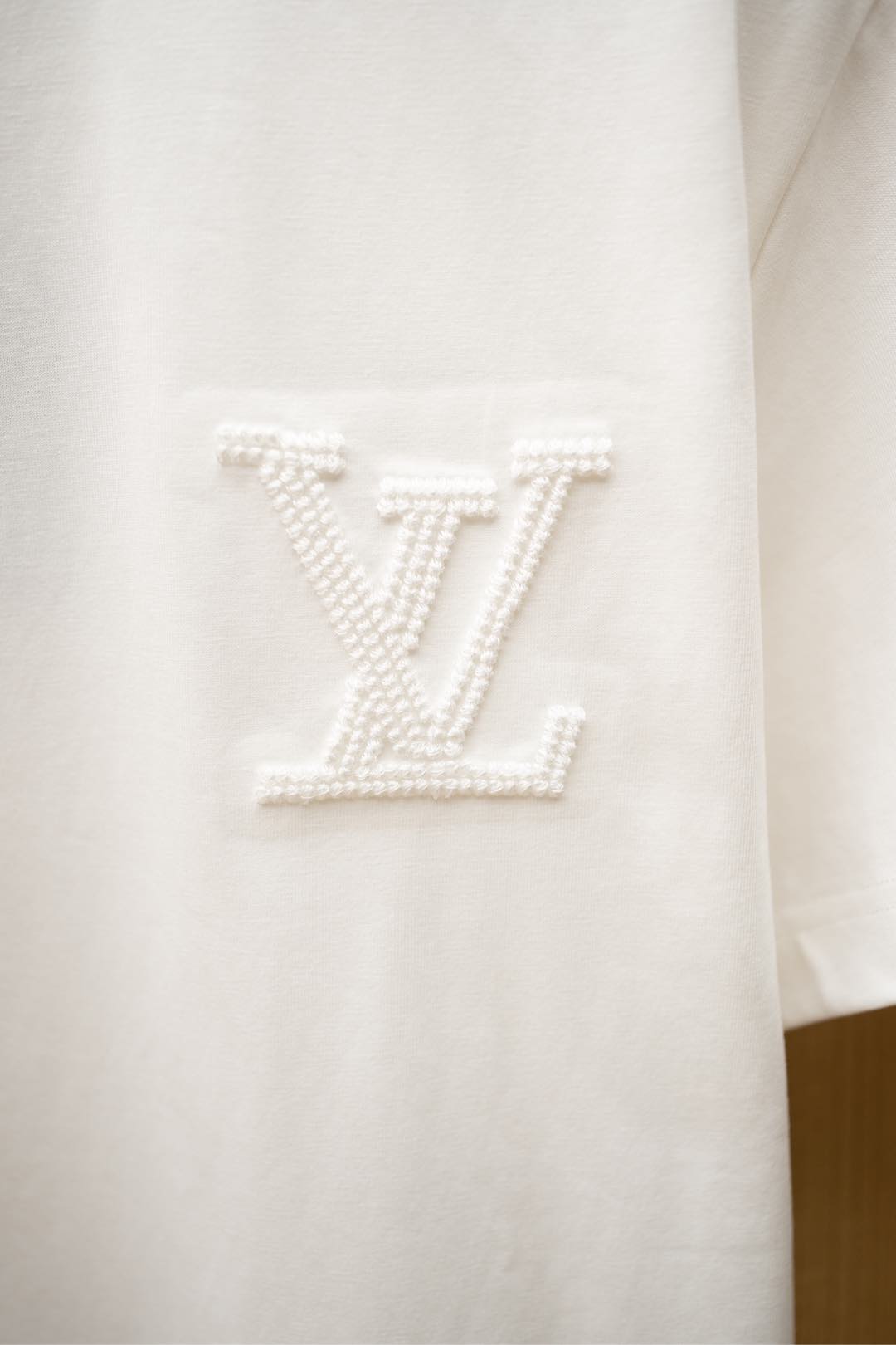   ￼ ￼ 2025🆕1V最新款T恤
胸前最新字母刺绣logo 
顶级纯棉面料
正常版型

白色 尺码：