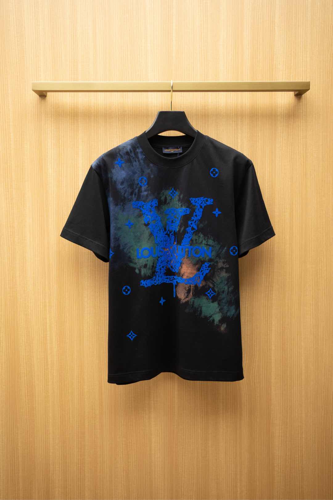   ￼ 2025🆕1V最新款T恤
大幅植绒字母logo设计
顶级纯棉面料
正常版型

黑色 尺码：S~X