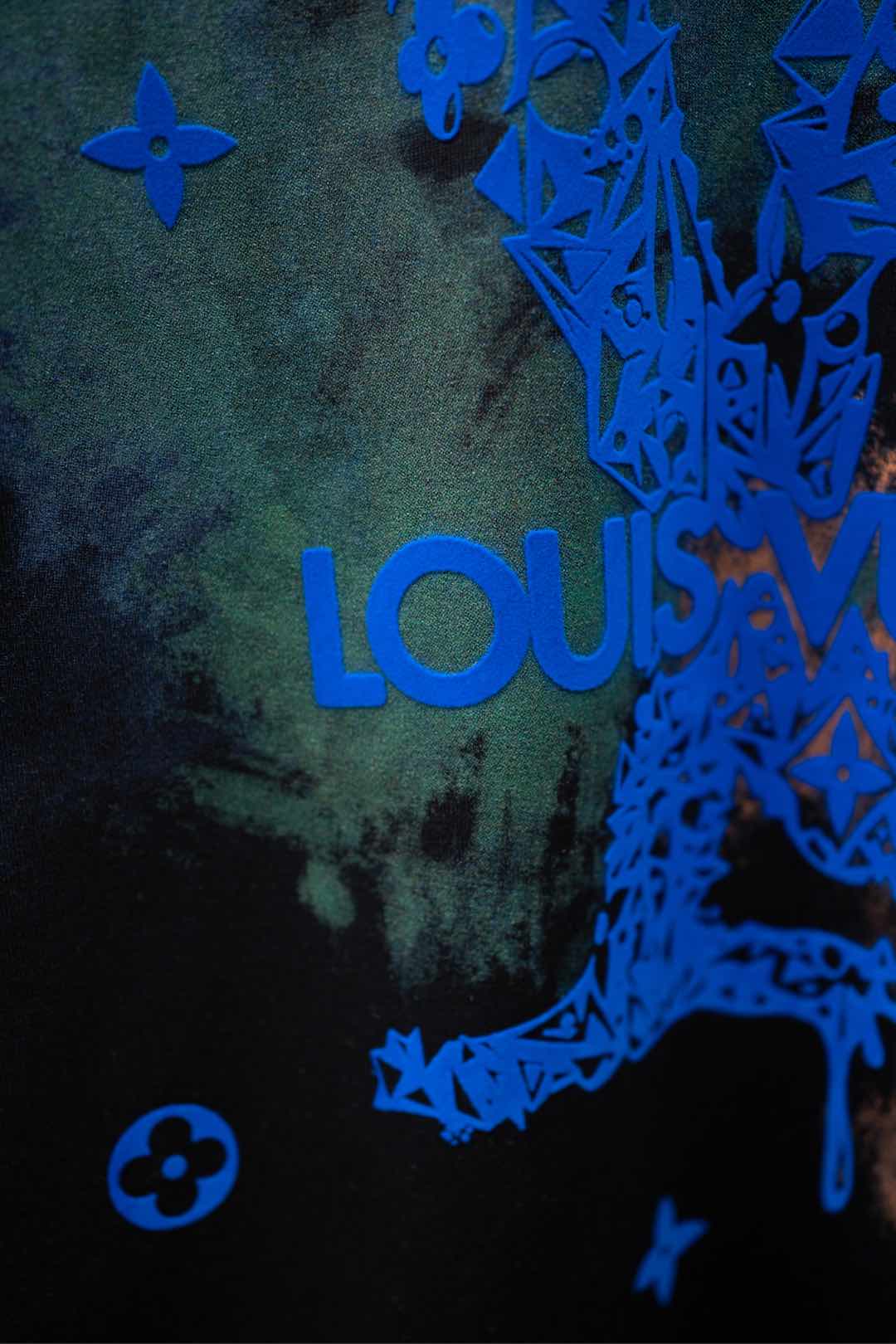   ￼ 2025🆕1V最新款T恤
大幅植绒字母logo设计
顶级纯棉面料
正常版型

黑色 尺码：S~X
