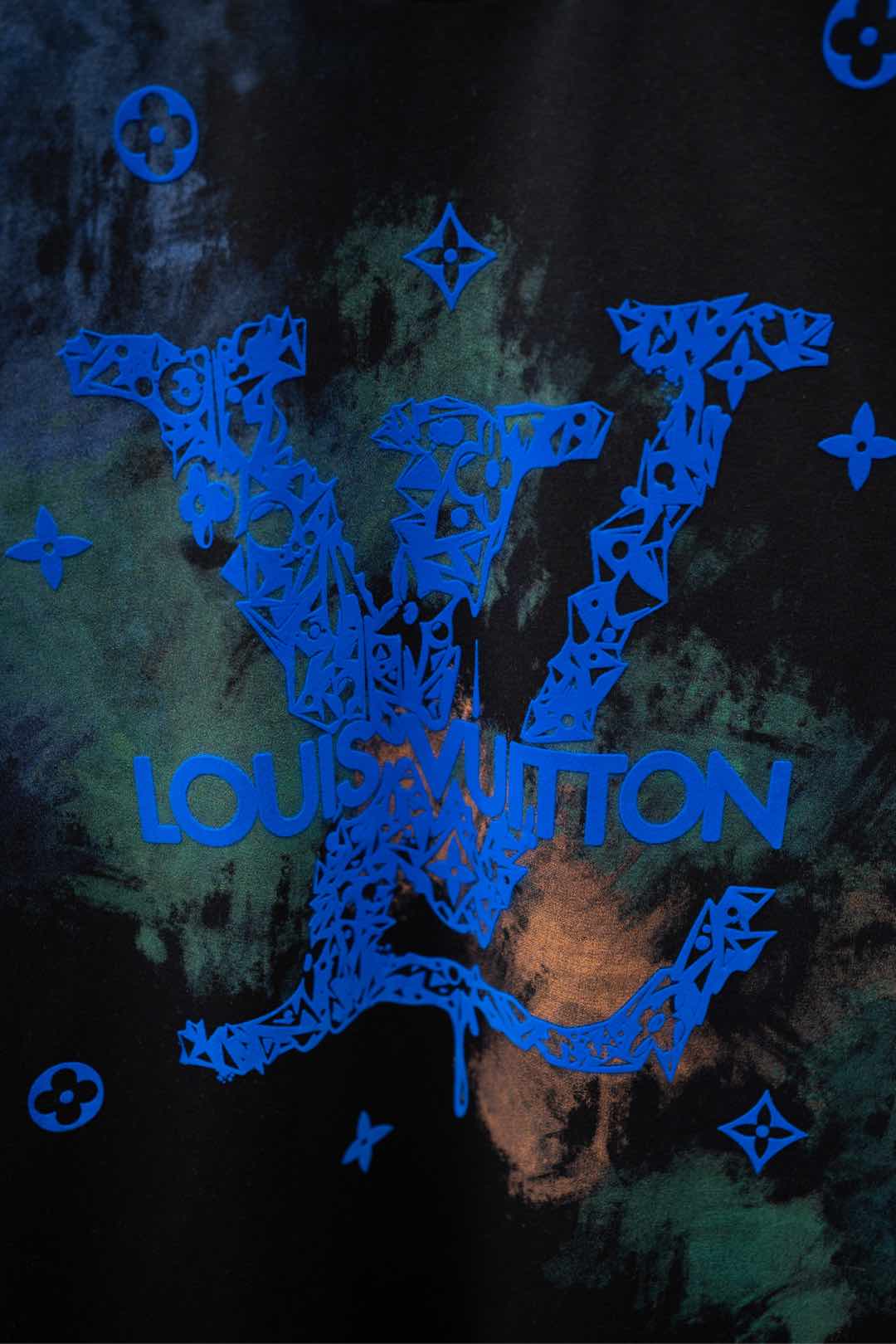   ￼ 2025🆕1V最新款T恤
大幅植绒字母logo设计
顶级纯棉面料
正常版型

黑色 尺码：S~X