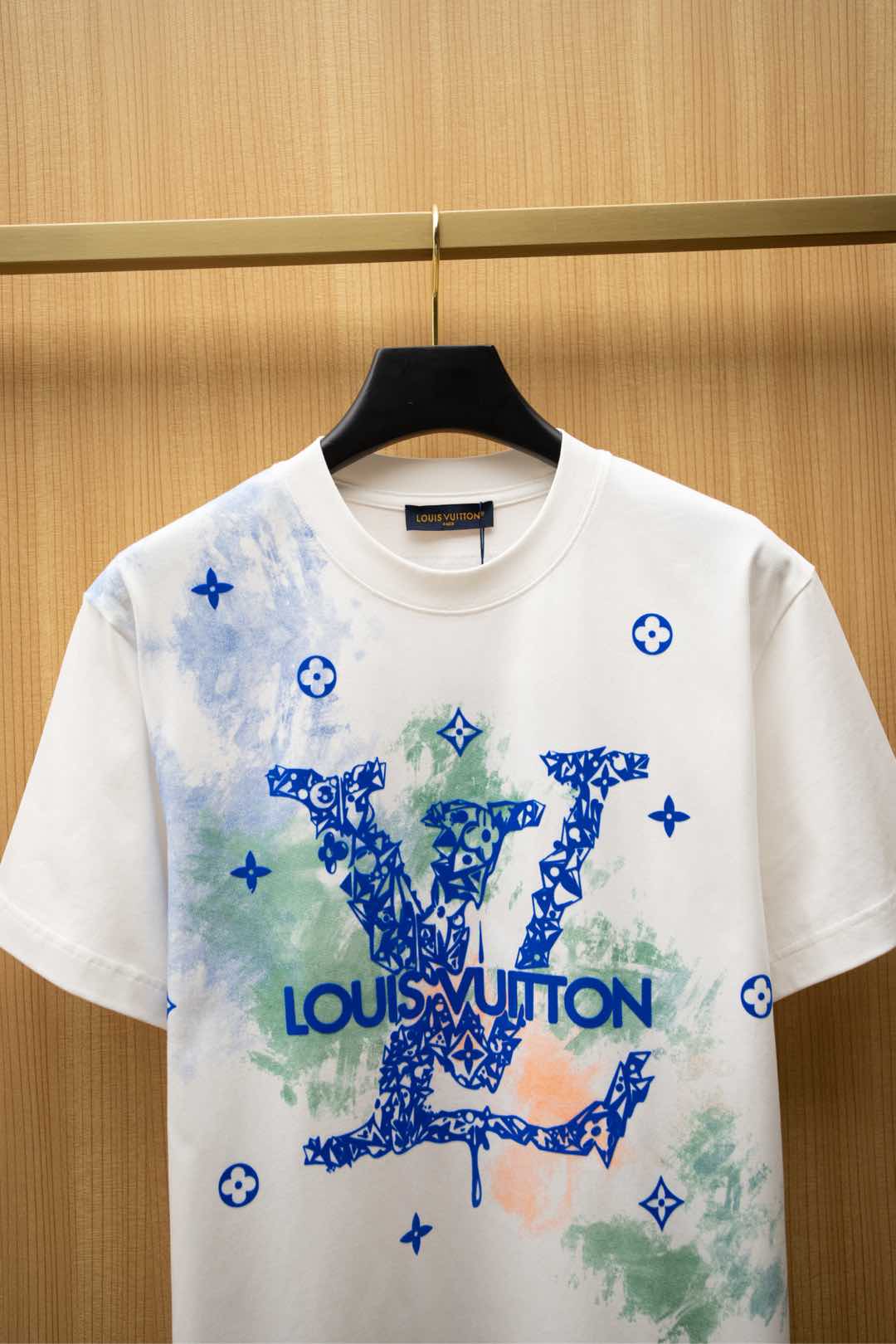   ￼2025🆕1V最新款T恤
大幅植绒字母logo设计
顶级纯棉面料
正常版型

白色 尺码：S~XX