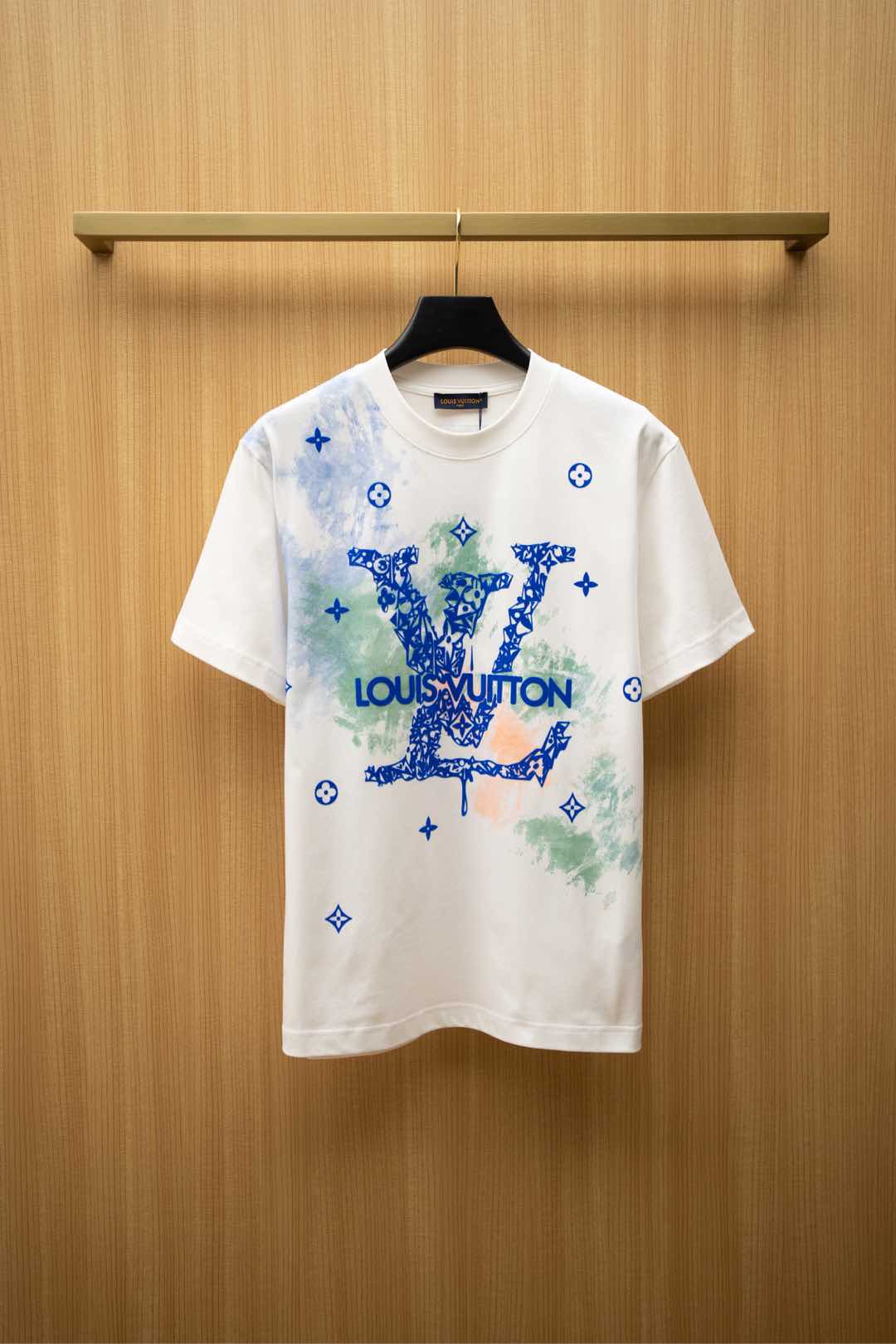   ￼2025🆕1V最新款T恤
大幅植绒字母logo设计
顶级纯棉面料
正常版型

白色 尺码：S~XX