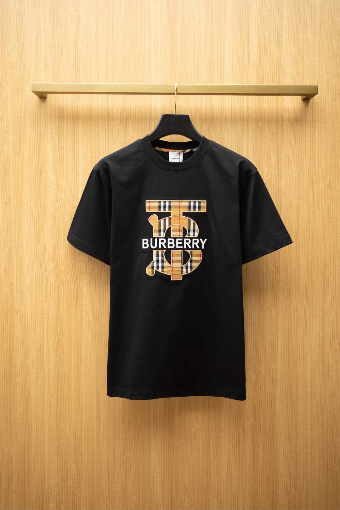   ￼ ￼ 2025🆕BBR最新款T恤
经典字母刺绣logo设计
顶级纯棉面料
正常版型

黑色 尺码：