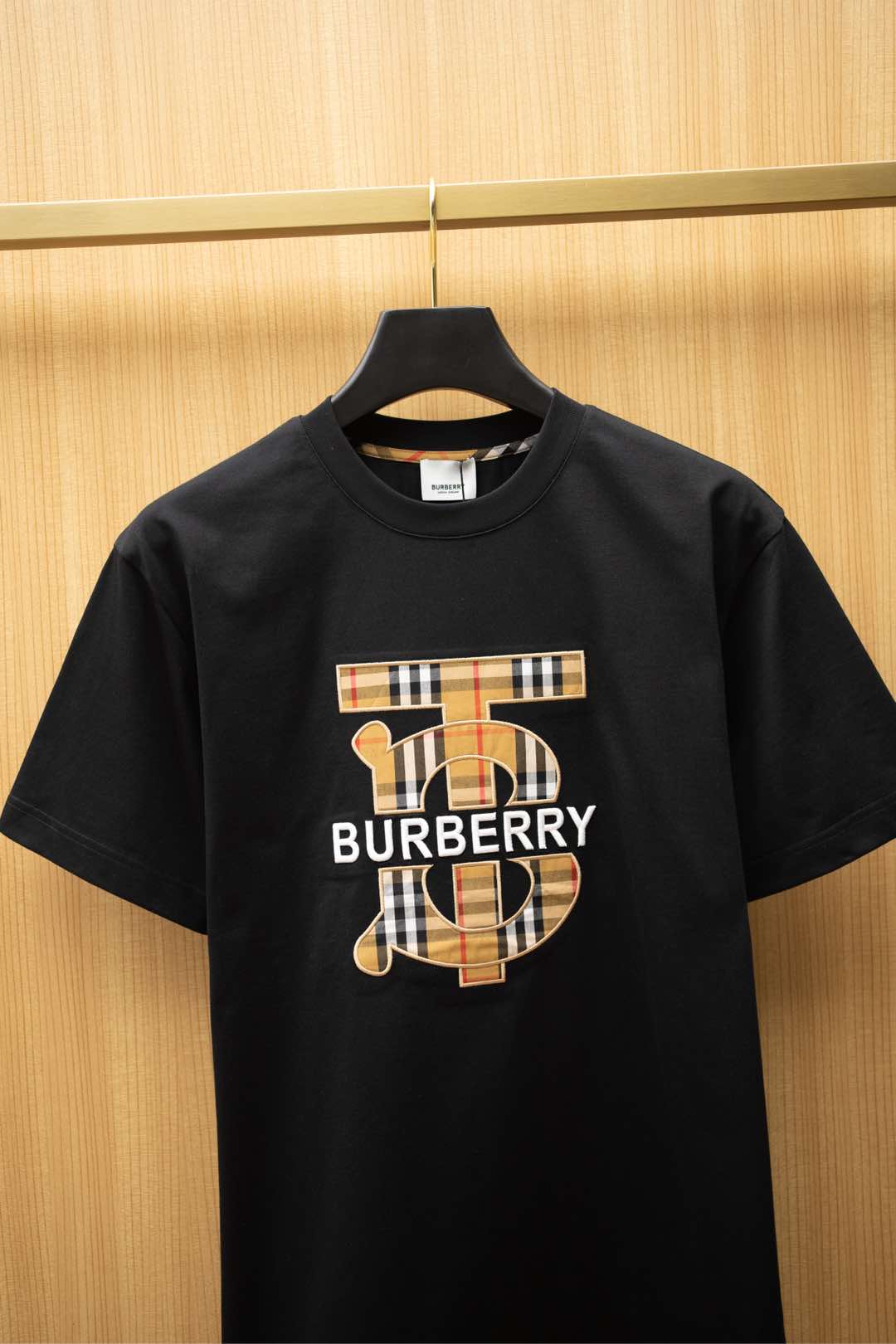   ￼ ￼ 2025🆕BBR最新款T恤
经典字母刺绣logo设计
顶级纯棉面料
正常版型

黑色 尺码：
