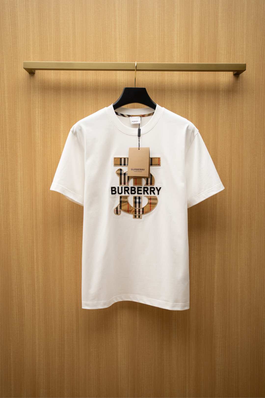   ￼ ￼ ￼ 2025🆕BBR最新款T恤
经典字母刺绣logo设计
顶级纯棉面料
正常版型

白色 尺