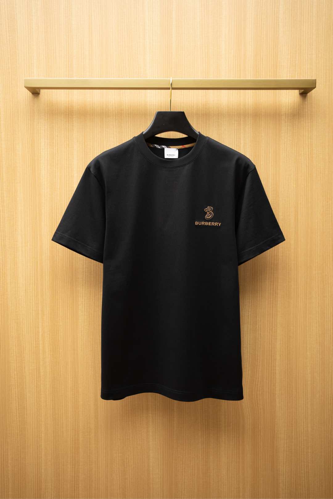   ￼ 2025🆕BBR最新款T恤
蛇年限定字母刺绣logo设计
顶级纯棉面料
正常版型

黑色 尺码：