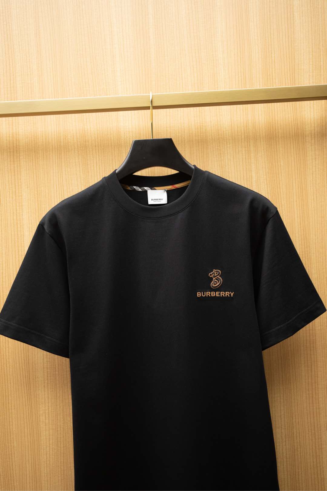   ￼ 2025🆕BBR最新款T恤
蛇年限定字母刺绣logo设计
顶级纯棉面料
正常版型

黑色 尺码：