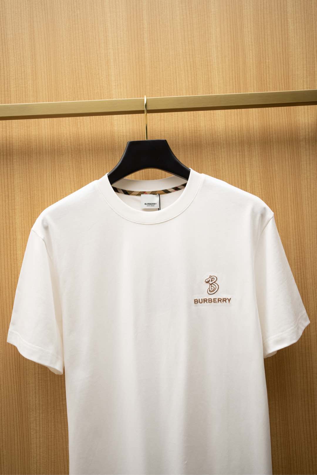   ￼ ￼ 2025🆕BBR最新款T恤
蛇年限定字母刺绣logo设计
顶级纯棉面料
正常版型

白色 尺