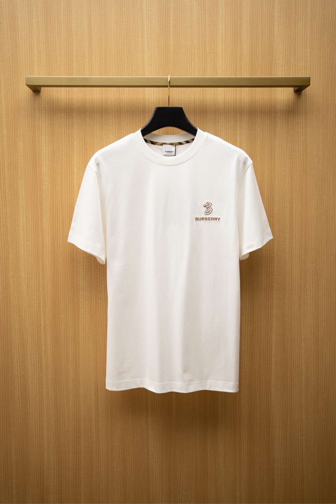   ￼ ￼ 2025🆕BBR最新款T恤
蛇年限定字母刺绣logo设计
顶级纯棉面料
正常版型

白色 尺