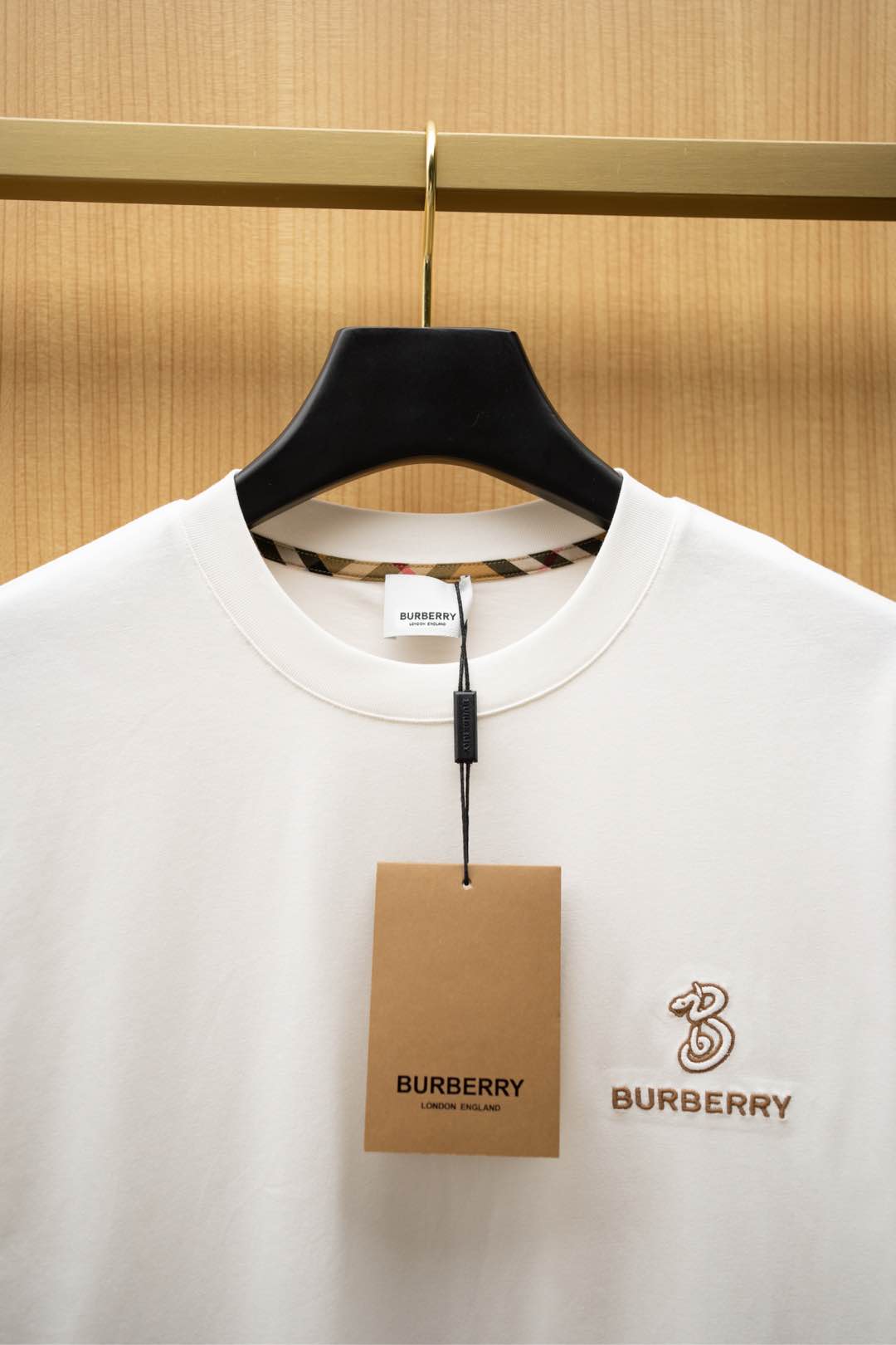   ￼ ￼ 2025🆕BBR最新款T恤
蛇年限定字母刺绣logo设计
顶级纯棉面料
正常版型

白色 尺