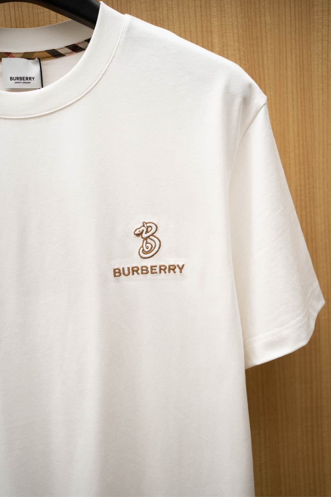   ￼ ￼ 2025🆕BBR最新款T恤
蛇年限定字母刺绣logo设计
顶级纯棉面料
正常版型

白色 尺